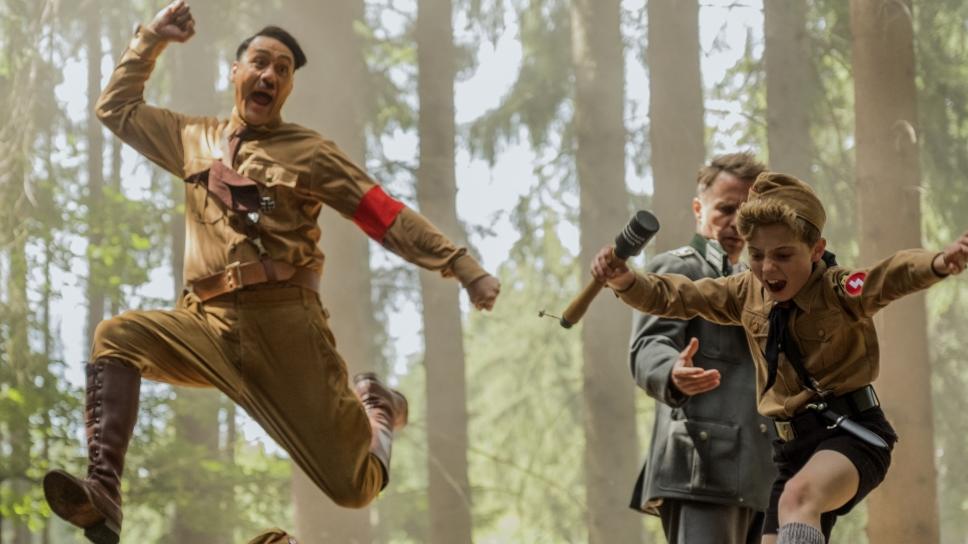 Filmkritik: Jojo Rabbit - Darf man über Hitler lachen? Ja, man darf! Hitler (Taika Waititi) und Jojo Betzler (Roman Griffin Davis) im Film "Jojo Rabbit".