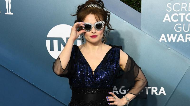 Helena Bonham Carter nimmt Auszeichnung für 'The Crown' entgegen Helena Bonham Carter nimmt Auszeichnung für 'The Crown' entgegen