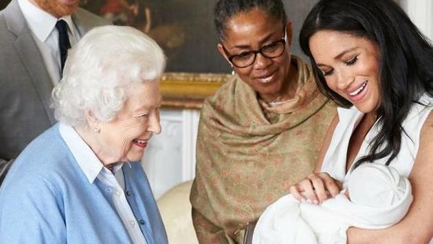 Queen Elizabeth II. vermisst ihren Enkel Archie Die Queen traf ihren Ur-Enkel Archie das erste Mal zwei Tage nach seiner Geburt