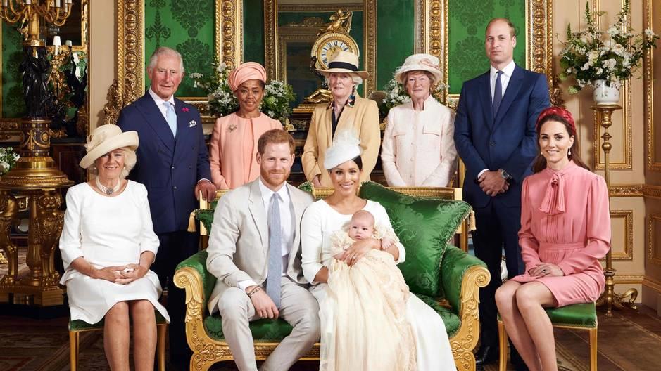 Queen Elizabeth II. vermisst ihren Enkel Archie Bei der Taufe von Baby Archie konnte die Queen wegen royalen Pflichten nicht teilnehmen