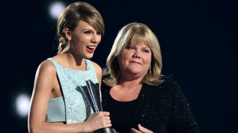 Taylor Swifts Mutter hat einen Tumor Taylor Swifts Mutter hat einen Tumor