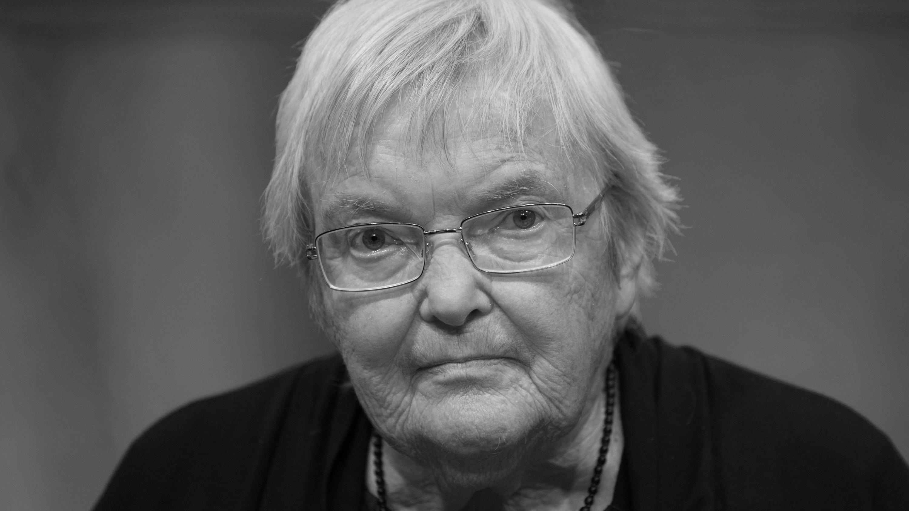 Gudrun Pausewang ist tot: „Die Wolke“-Autorin gestorben ARCHIV - 13.10.2017, Hessen, Frankfurt/Main: Die Autorin Gudrun Pausewang blickt bei der Verleihung des Deutschen Jugendliteraturpreises 2017 auf der Buchmesse in die Runde. (zu dpa - «Die Wolke»-Autorin Pausewang im Alter von 91 Jahren gestorben)