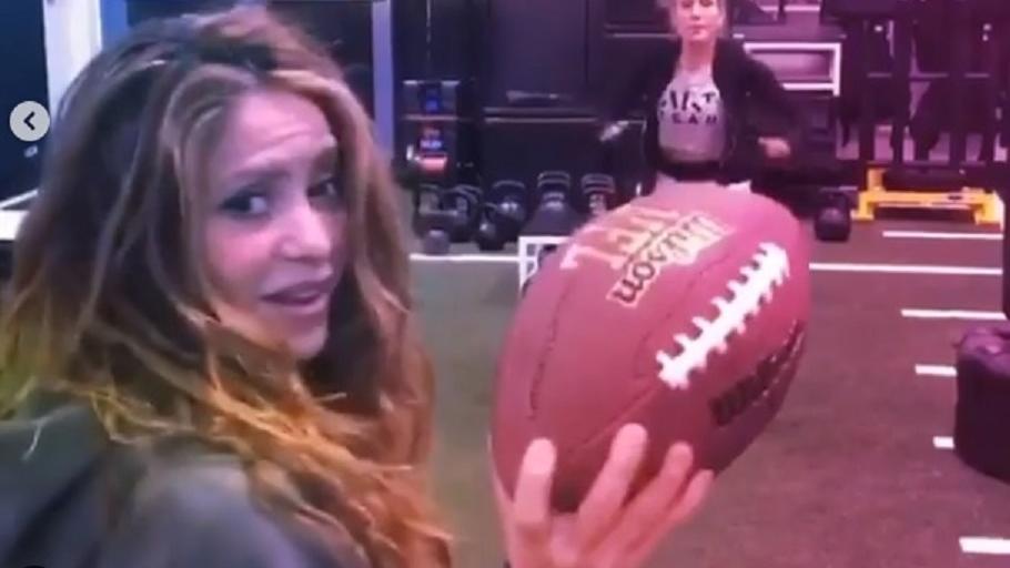 Hier zeigt Shakira ihre Footballskills Screenshot: Twitter (NFL)