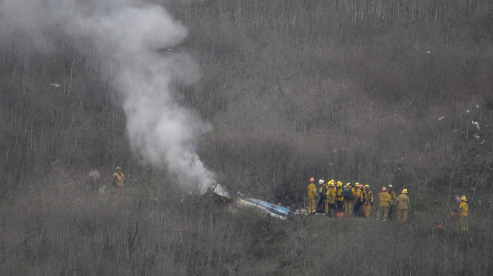 NBA-Legende Kobe Bryant stirbt bei Hubschrauberabsturz LA county firefighters on the scene of a helicopter crash that reportedly killed Kobe Bryant in Calabasas, California, U.S., January 26, 2020. REUTERS/Gene Blevins
