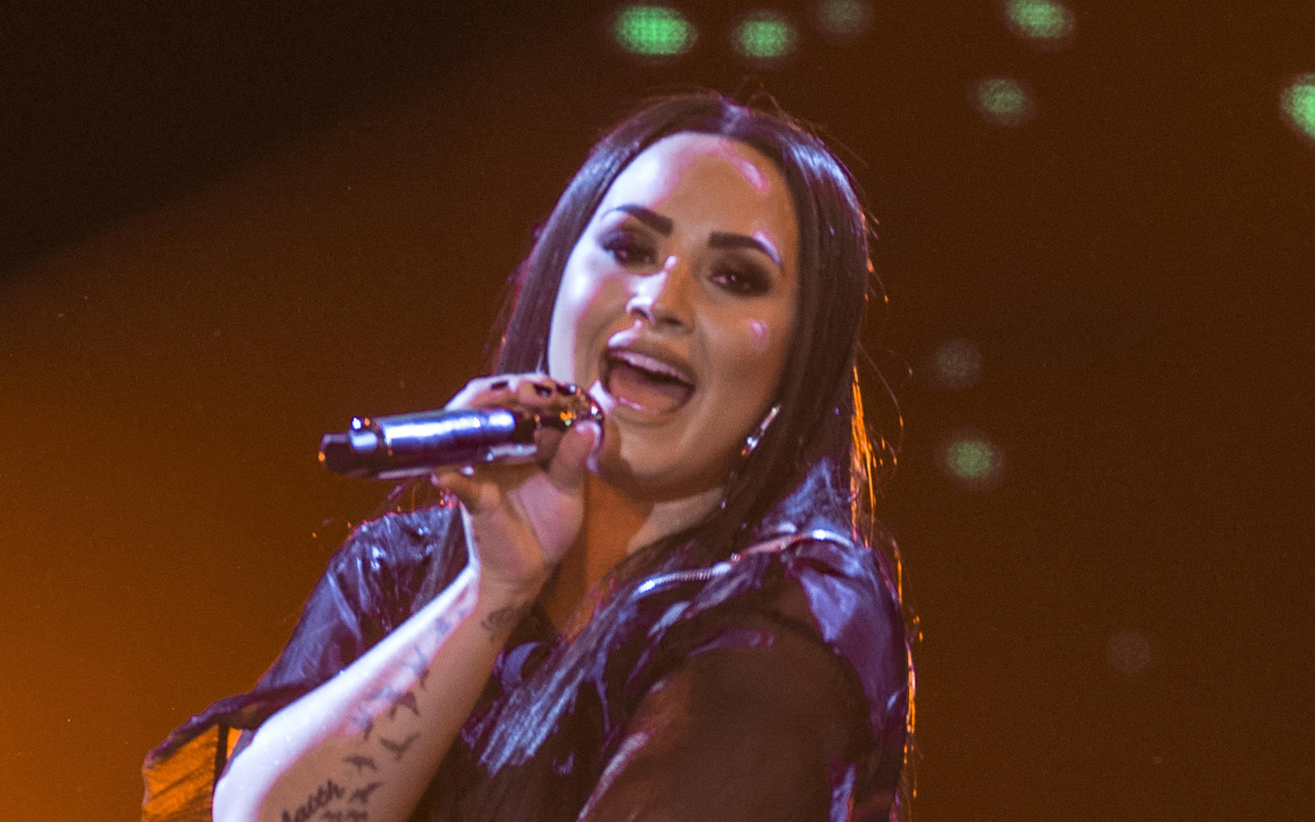 Demi Lovato: Tränen zwingen sie zum Neustart Demi Lovato: Tränen zwingen sie zum Neustart