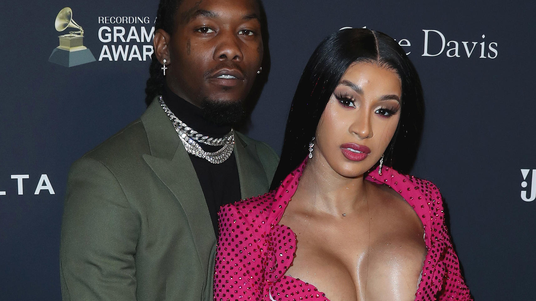 Beinah-Nippelblitzer bei den Grammys: Offset rettet Cardi Bs Brüste BEVERLY HILLS, LOS ANGELES - CALIFORNIA, USA - JANUARY 25: Recording Academy and Clive Davis 2020 Pre-GRAMMY Gala held at The Beverly Hilton Hotel on January 25, 2020 in Beverly Hills, Los Angeles, California, United States. (Photo by Xavier Collin/I