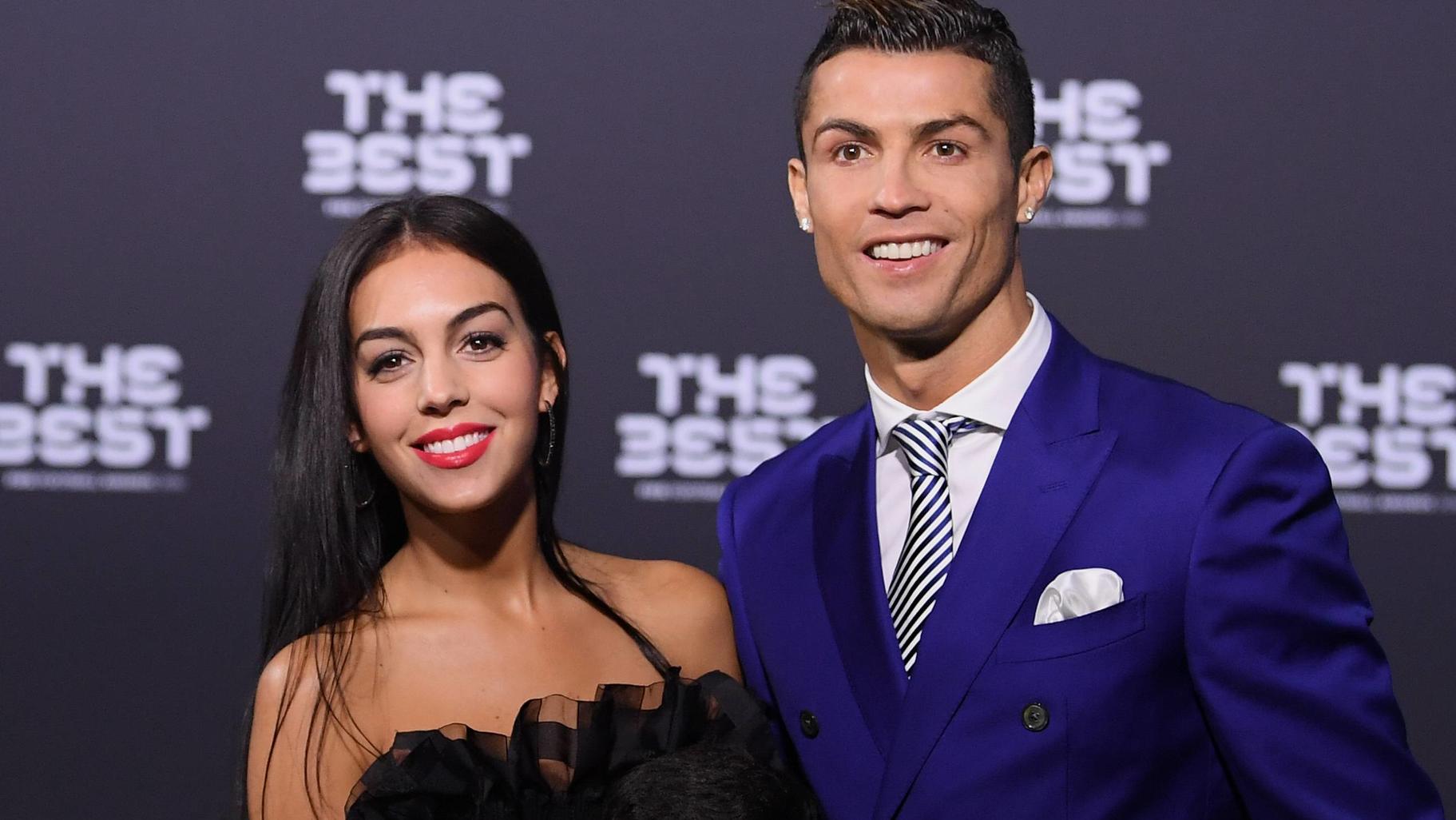 Ronaldo lässt sein Lissabon-Liebesnest aufmotzen Fussball International FIFA The Best Football Awards 2016 09.01.2017 Cristiano Ronaldo (re, Real Madrid / Portugal) mit seiner neue Freundin Georgina Rodriguez und Sohn Cristiano Ronaldo Jr (Mitte) PUBLICATIONxNOTxINxAUTxSUIxITAFootball International