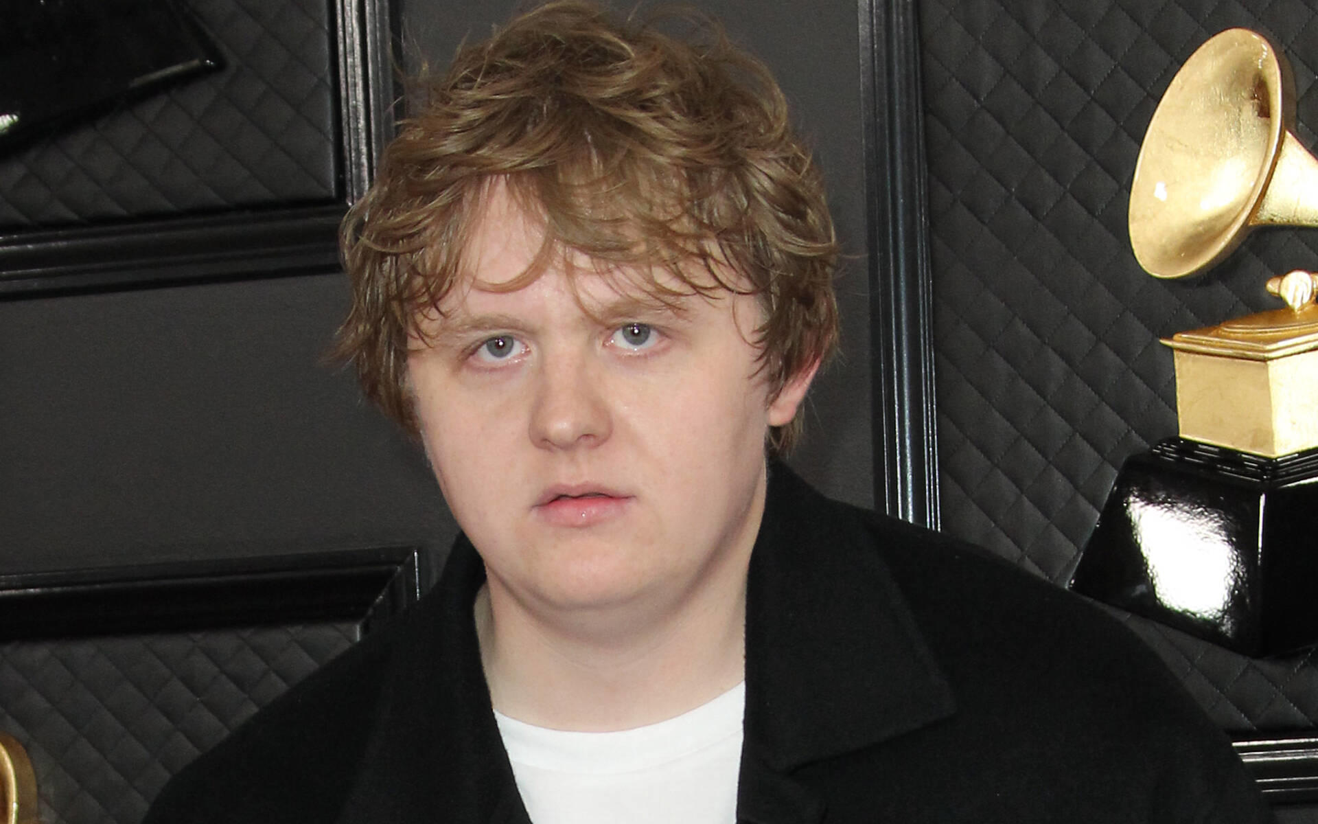 Lewis Capaldi: Tauscht er Mikro gegen Mopp? Lewis Capaldi: Tauscht er Mikro gegen Mopp?