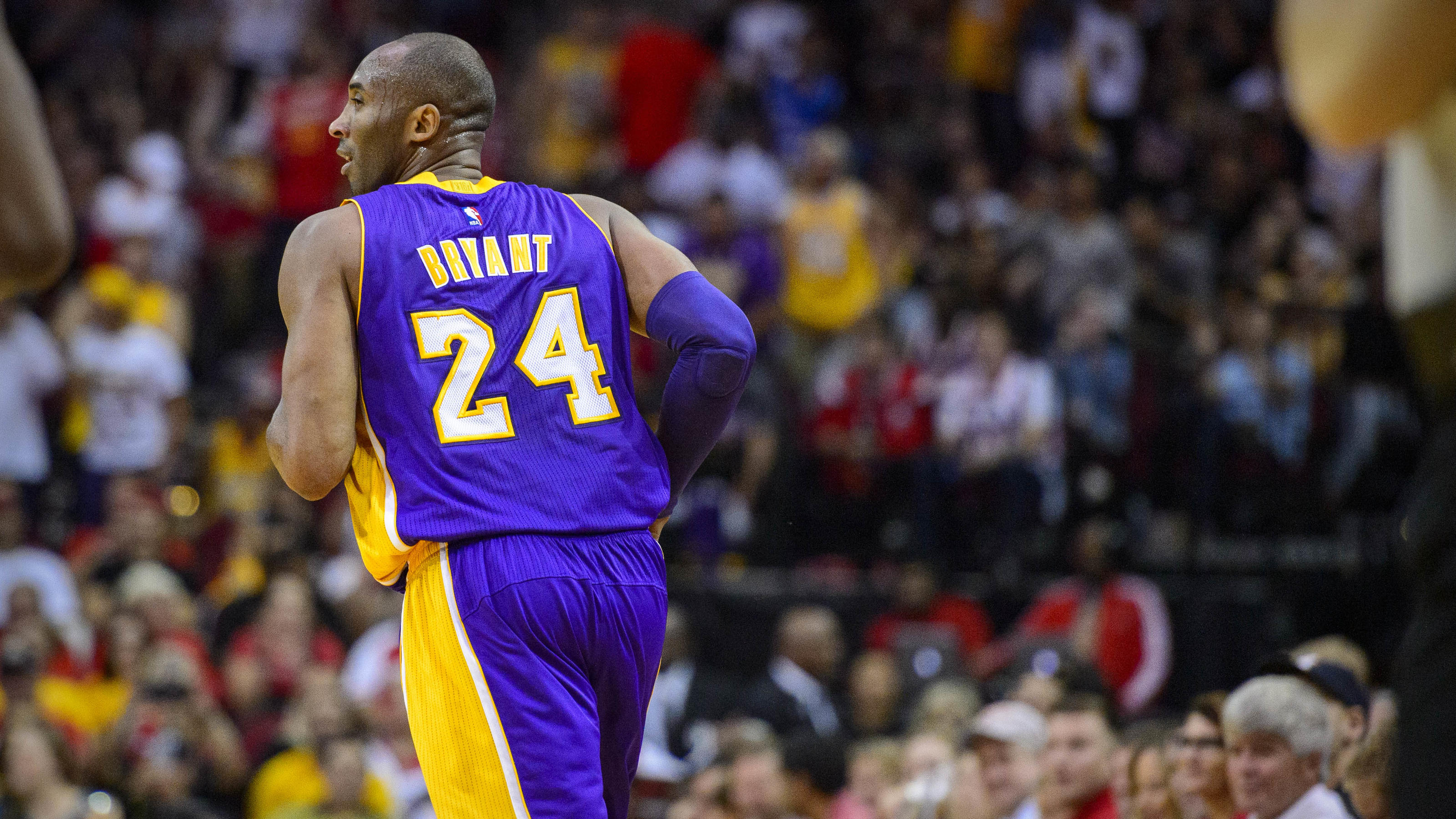 Oscars 2020: Regisseur Spike Lee ehrt Kobe Bryant mit diesem Outfit Apr 10, 2016; Houston, TX, USA; Los Angeles Lakers forward Kobe Bryant (24) in action during the game between the Rockets and the Lakers at the Toyota Center. Bryant plays in the last road game and second to last game of his NBA career. Mandatory Cr