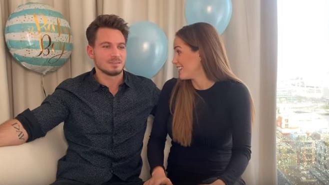Angelina Heger & Sebastian Pannek haben gewusst, dass es ein Junge wird Angelina und Sebastian haben das Geschlecht ihres Babys verraten- und waren nicht überrascht.