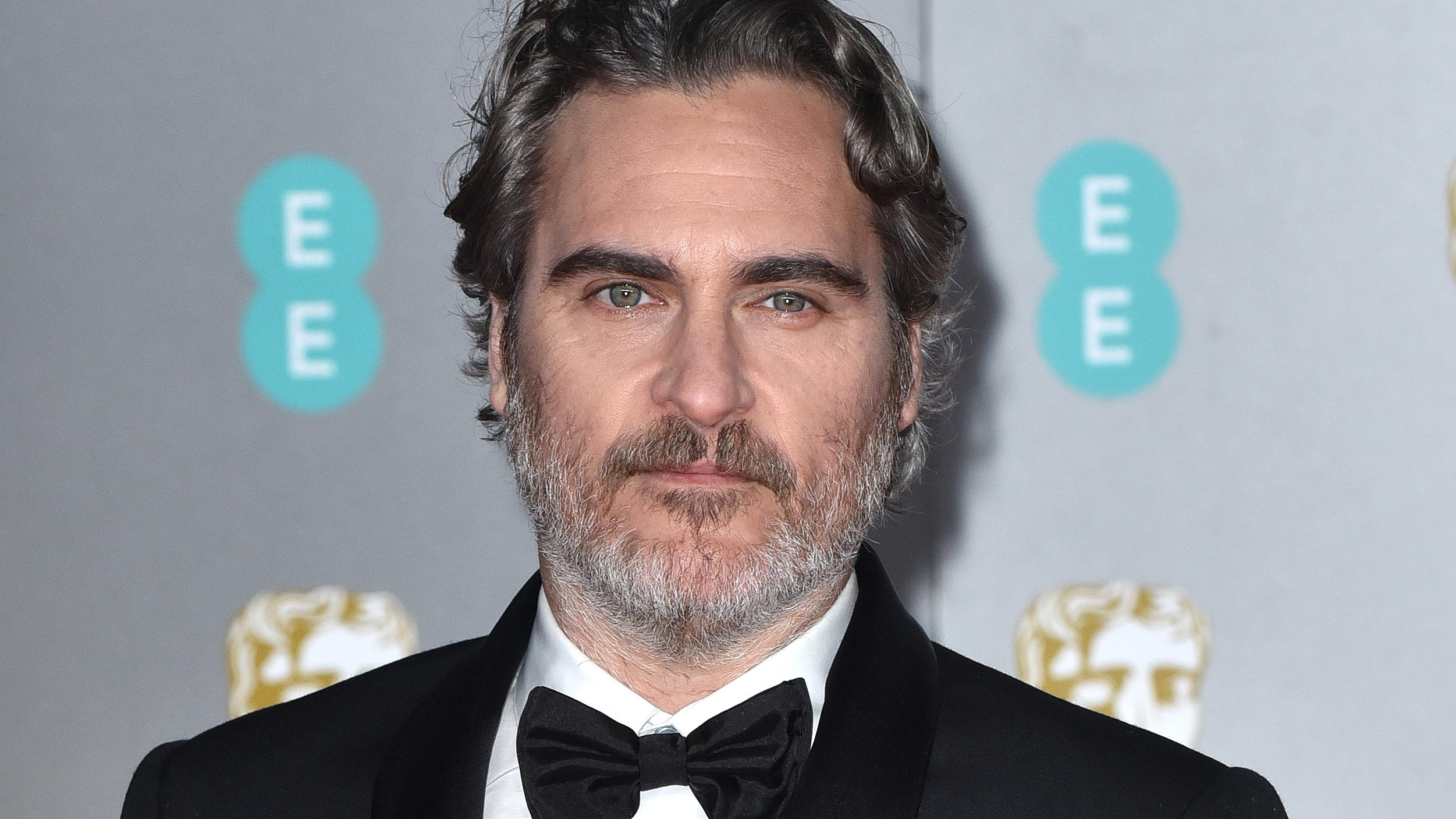 Oscars 2020: Das sind die großen Favoriten Joaquin Phoenix auf dem Roten Teppich.