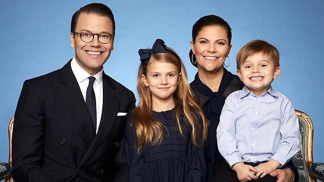 Prinz Oscar entzückt auf neuem Portrait der Schweden-Royals Prinz Daniel, Prinzessin Victoria, Prinzessin Estelle und Prinz Oscar.