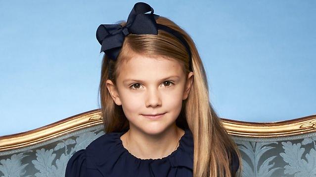 Prinz Oscar entzückt auf neuem Portrait der Schweden-Royals Das schwedische Königshaus hat ein neues Portrait von der 7-jährigen Prinzessin Estelle veröffentlicht.