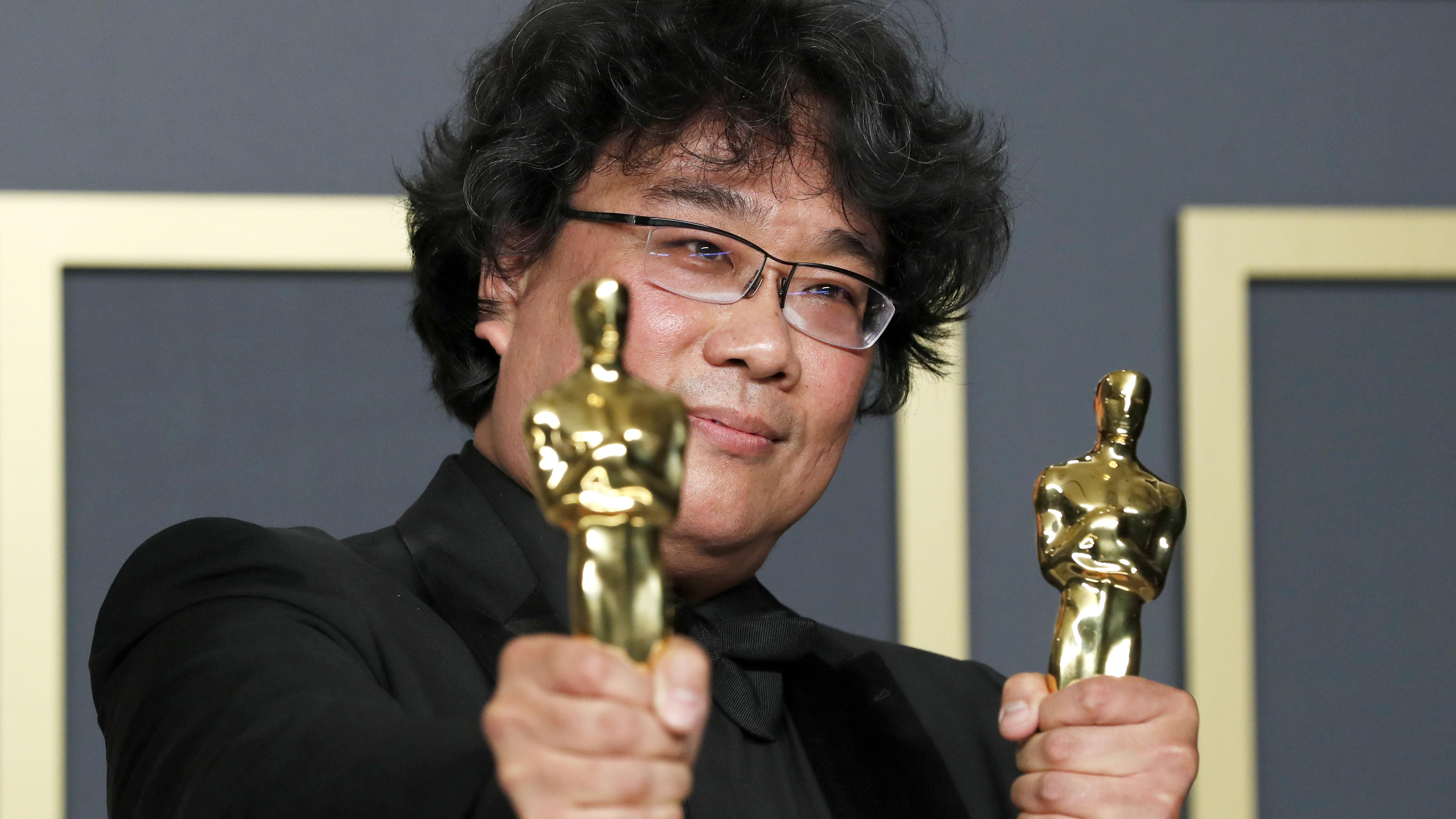 Oscars 2020: Alle Gewinner im Überblick Bong Joon Ho poses with his Oscars for Best Picture and Best Director for "Parasite" in the photo room during the 92nd Academy Awards in Hollywood, Los Angeles, California, U.S., February 9, 2020. REUTERS/Lucas Jackson