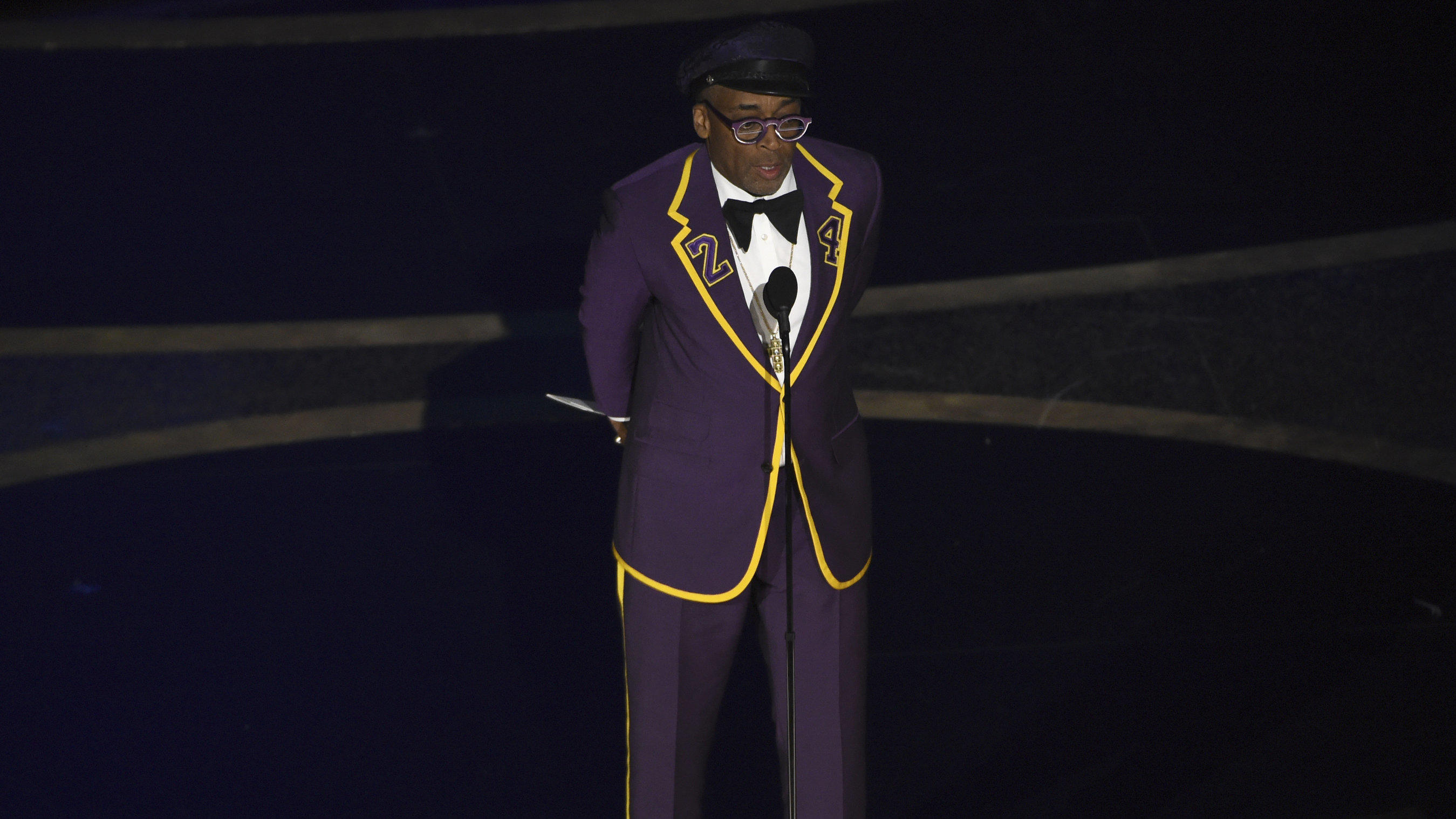 Oscars 2020: Regisseur Spike Lee ehrt Kobe Bryant mit diesem Outfit Spike Lee presents the award for best director at the Oscars on Sunday, Feb. 9, 2020, at the Dolby Theatre in Los Angeles. (AP Photo/Chris Pizzello)