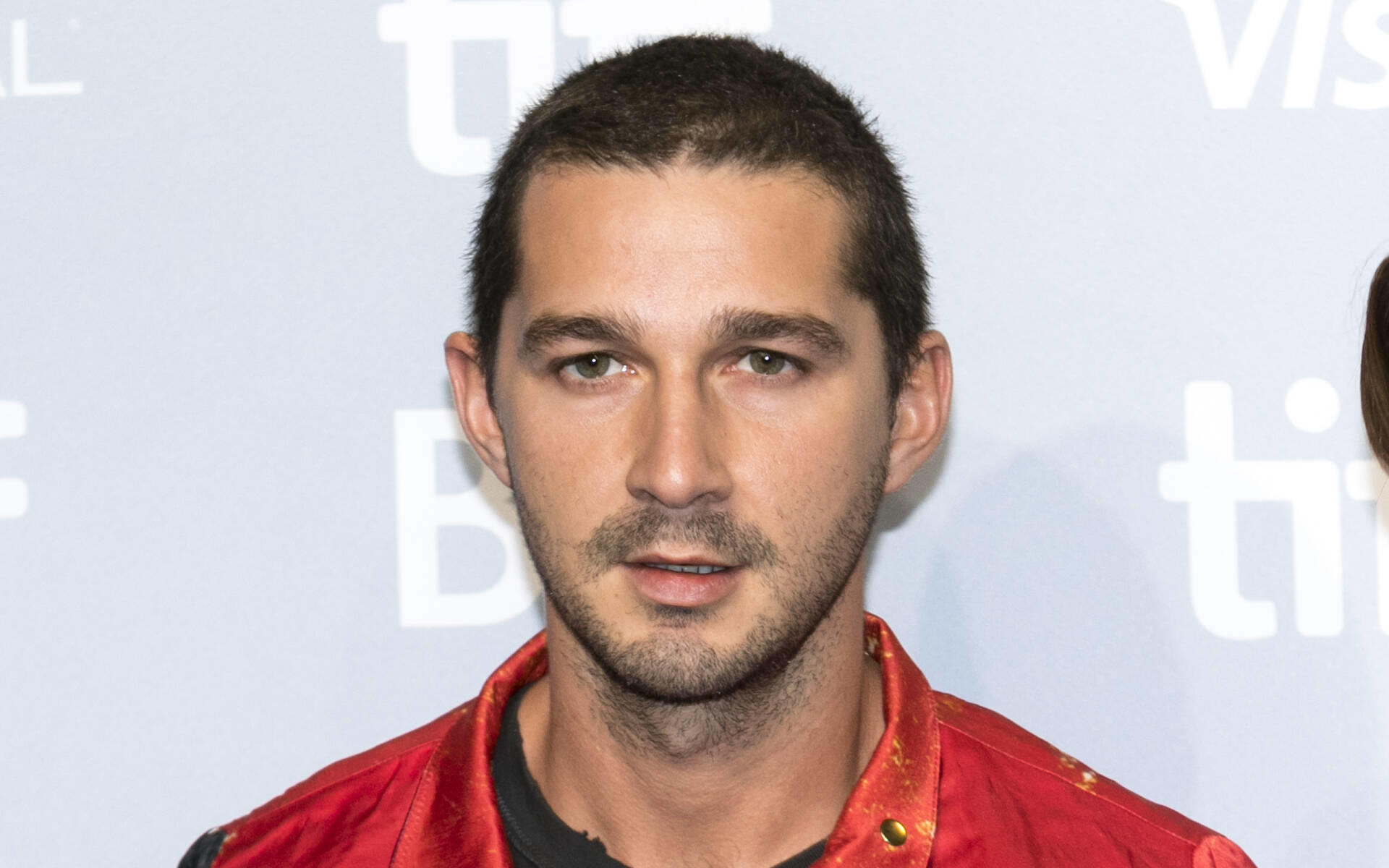 Shia LeBeouf in der Kritik: Zack Gottsagens Mutter will Situation klarstellen Shia LaBeouf: Zack Gottsagens Mutter verteidigt ihn
