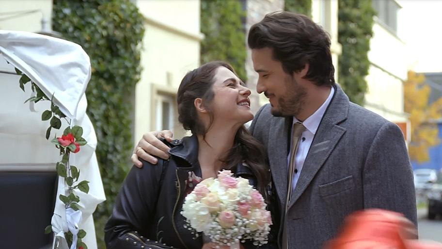 Eva und Till streiten sich um Noah Unter uns: Saskia und Jakob lächeln sich an.
