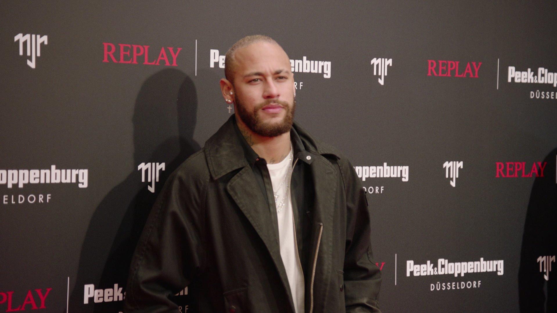 Wie süß! Janine Kunzes Sohn Luis gibt sein allererstes Interview auf dem roten Teppich Neymar bei der Replay Collection in Düsseldorf