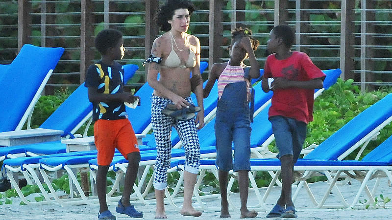 Amy Winehouse: Adoption geplant? Die Sängerin Amy Winehouse mit Dannika und ihren Freunden