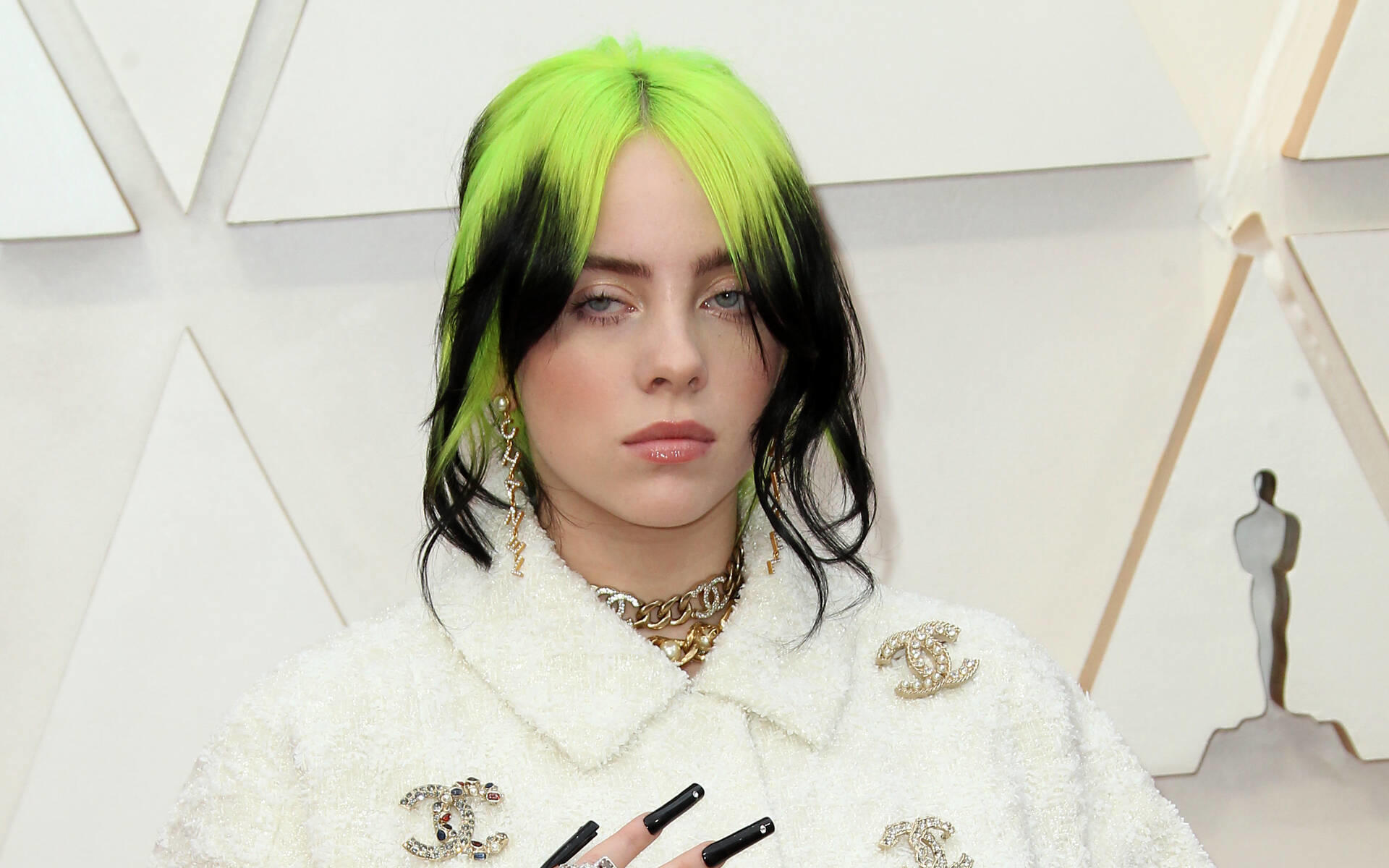 Geld für Schulkinder: Billie Eilish hilft mit T-Shirts aus Geld für Schulkinder: Billie Eilish hilft mit T-Shirts aus