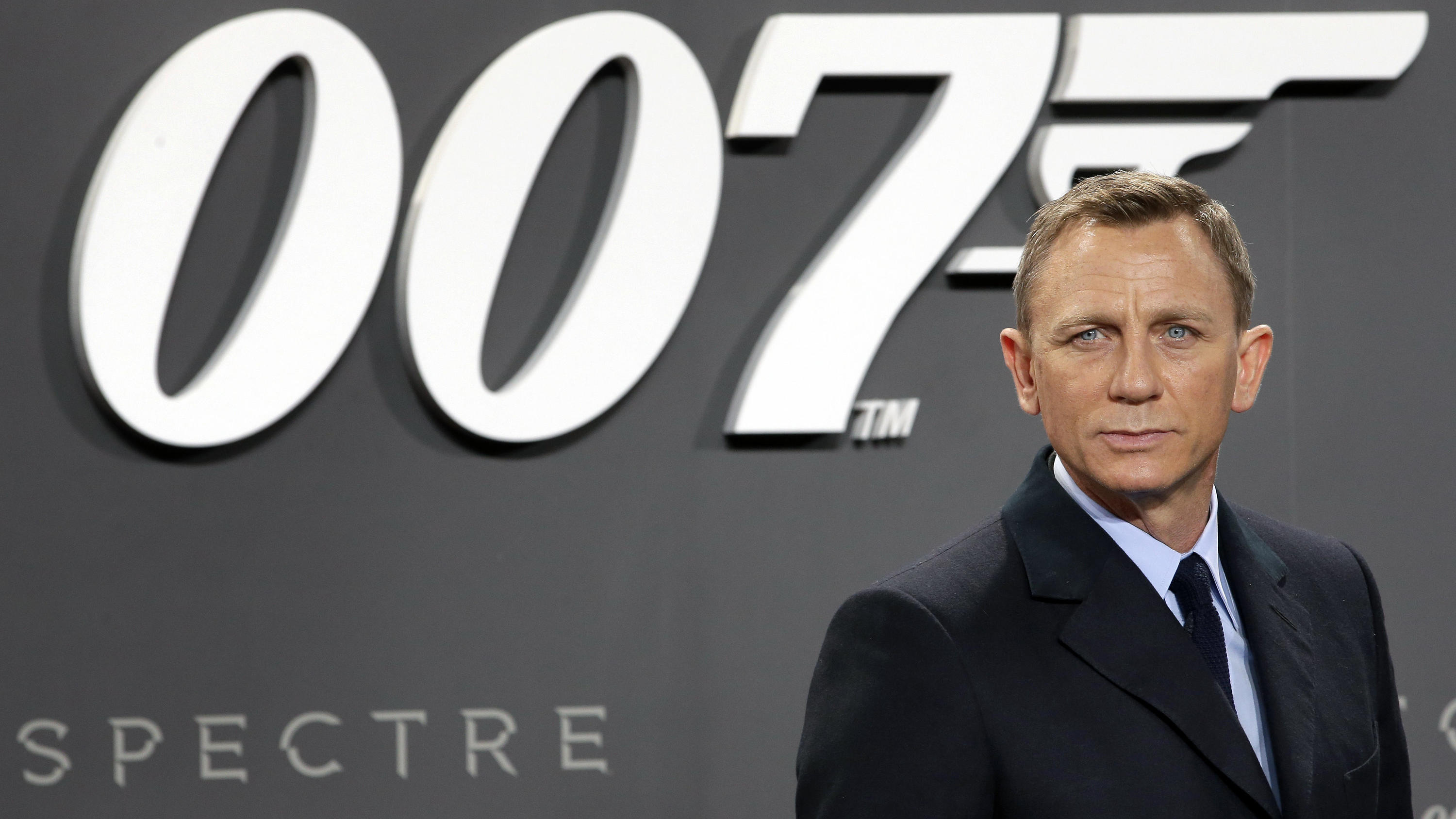 Daniel Craig: Für seinen letzten Bond übt er sich in Verzicht FILE - This is a Wednesday, Oct. 28, 2015 file photo of actor Daniel Craig poses for the media as he arrives for the German premiere of the James Bond movie 'Spectre' in Berlin, Germany. The release of the James Bond film “No Time To Die†has bee