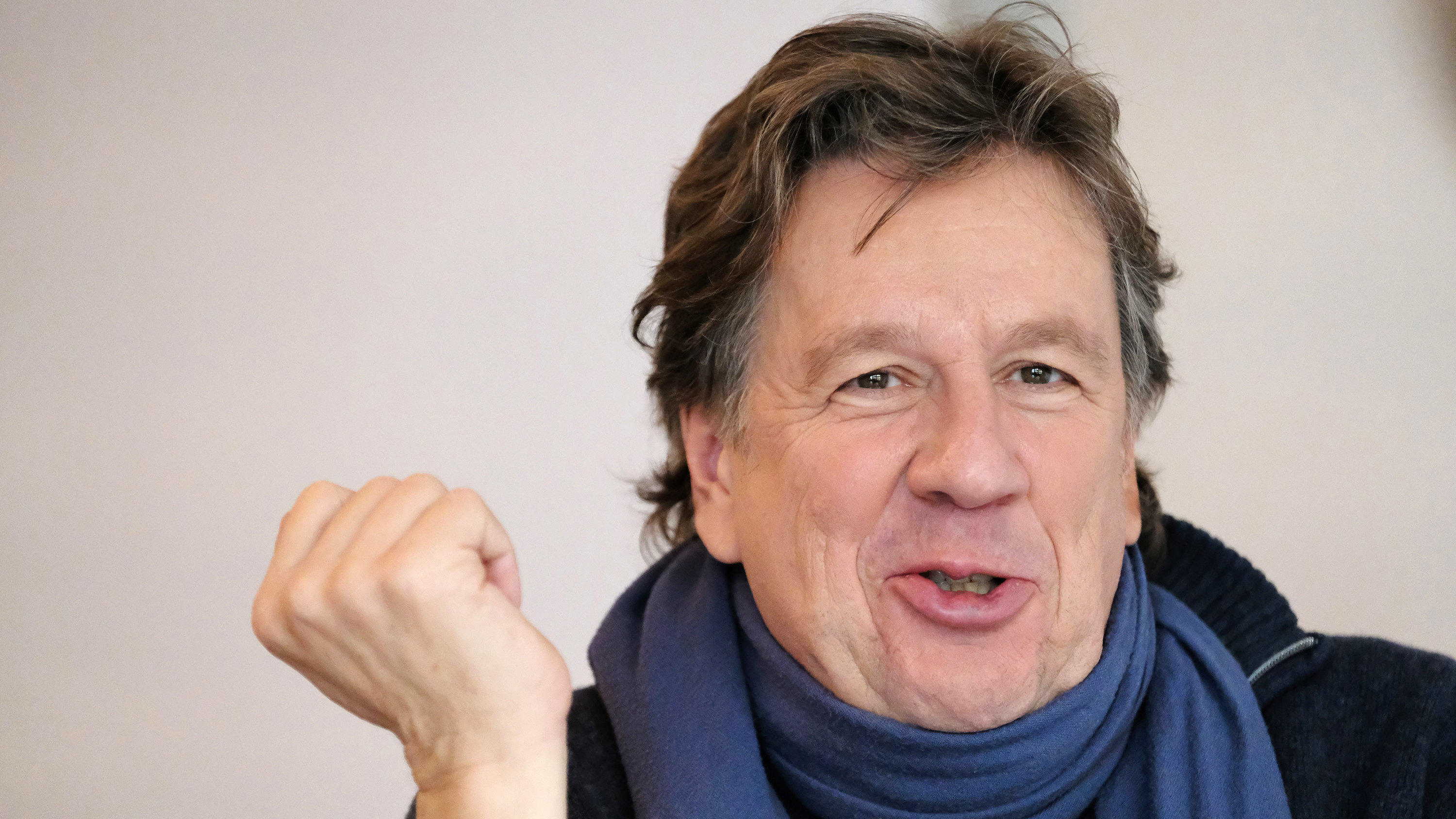 Jörg Kachelmann ist NICHT mit dem Coronavirus infiziert ARCHIV - 17.12.2018, Sachsen, Leipzig: Jörg Kachelmann lächelt beim Interview zur Talkshow "Riverboat" des Mitteldeutschen Rundfunks (MDR). Kachelmann hat Aufzeichnungen für die MDR-Talkshow «Riverboat» am 04.03.2020 abgesagt. Er sei auf das Coronavi