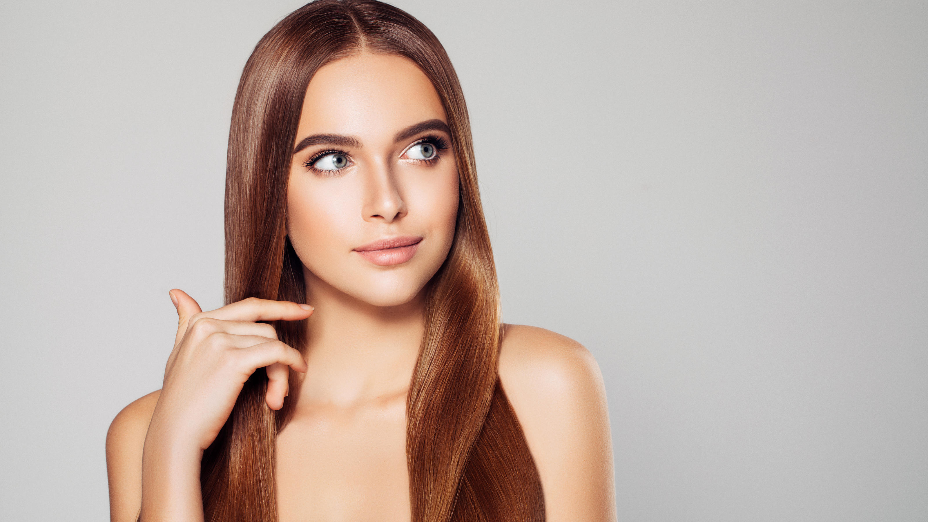 Frisurentrend 2020 für Frauen: Essenzielle Tipps und 3 Top-Styling-Tools Akkurater Mittelscheitel: Trendfrisur 2020.