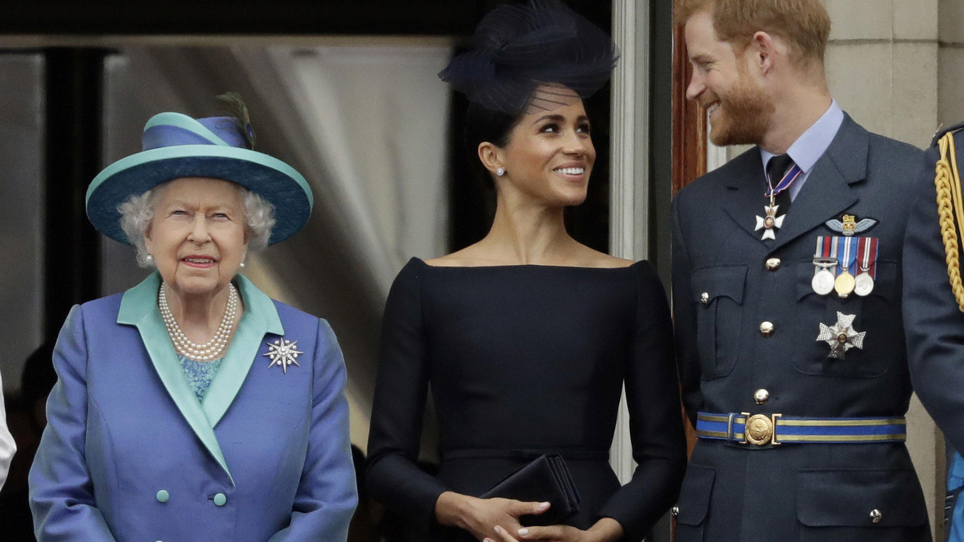 Queen Elizabeth hat ihre Urenkelin Lilibet bereits kennengelernt FILE - In this Tuesday, July 10, 2018 file photo Britain's Queen Elizabeth II, and Meghan the Duchess of Sussex and Prince Harry watch a flypast of Royal Air Force aircraft pass over Buckingham Palace in London. Prince Harry and Meghan Markle are to
