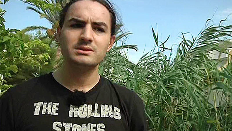 DSDS-Menderes auf Mallorca festgenommen DSDS-Dauerkandidat Menderes ist auf dem Flughafen von Mallorca festgenommen worden. Grund: Er war übers Rollfeld marschiert.