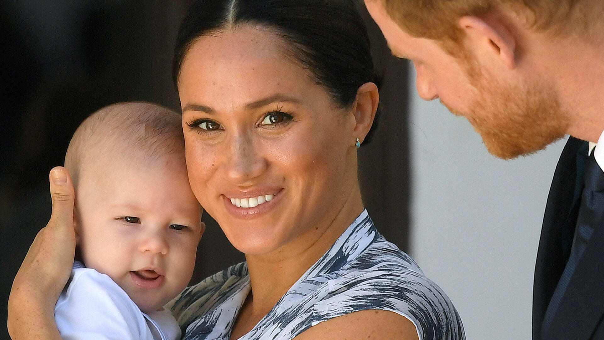 Herzogin Meghans Karrierepläne: Erst ein Kochbuch, dann das 2. Kind? ARCHIV - 25.09.2019, Südafrika, Kapstadt: Prinz Harry, Herzog von Sussex, seine Frau Herzogin Meghan und Sohn Archie treten während eines offiziellen Besuchs in Kapstadt vor die Kamera. Am 31. März scheidet das Paar aus dem königlichen Leben aus. Fot