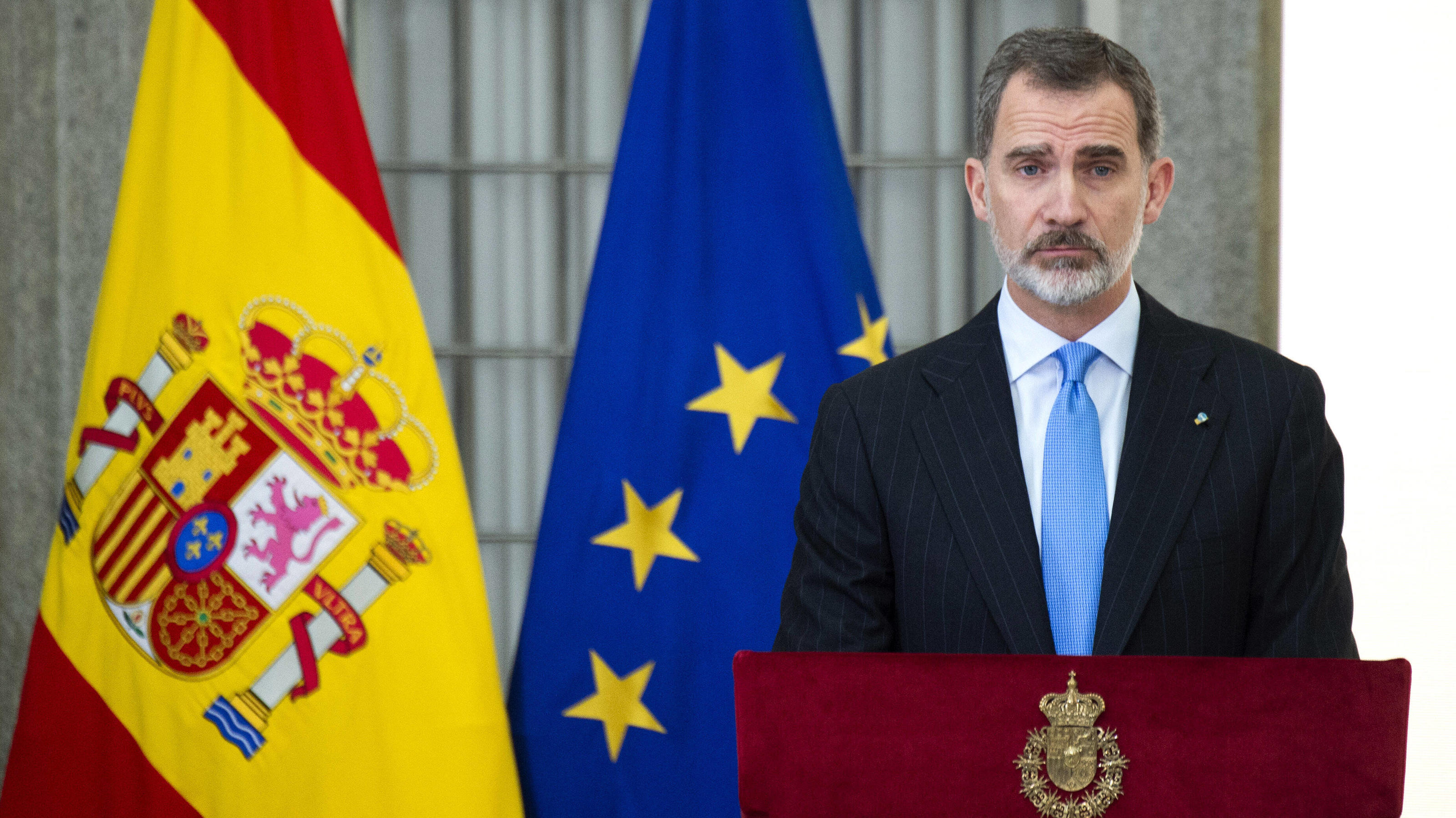 König Felipe verzichtet nach Schmiergeld-Skandal von Papa Juan Carlos auf sein Erbe König Felipe VI. von Spanien zieht nach Ermittlungen gegen seinen Vater Juan Carlos Konsequenzen. Er verzichtet nach Skandal um seinen Vater auf sein Erbe.