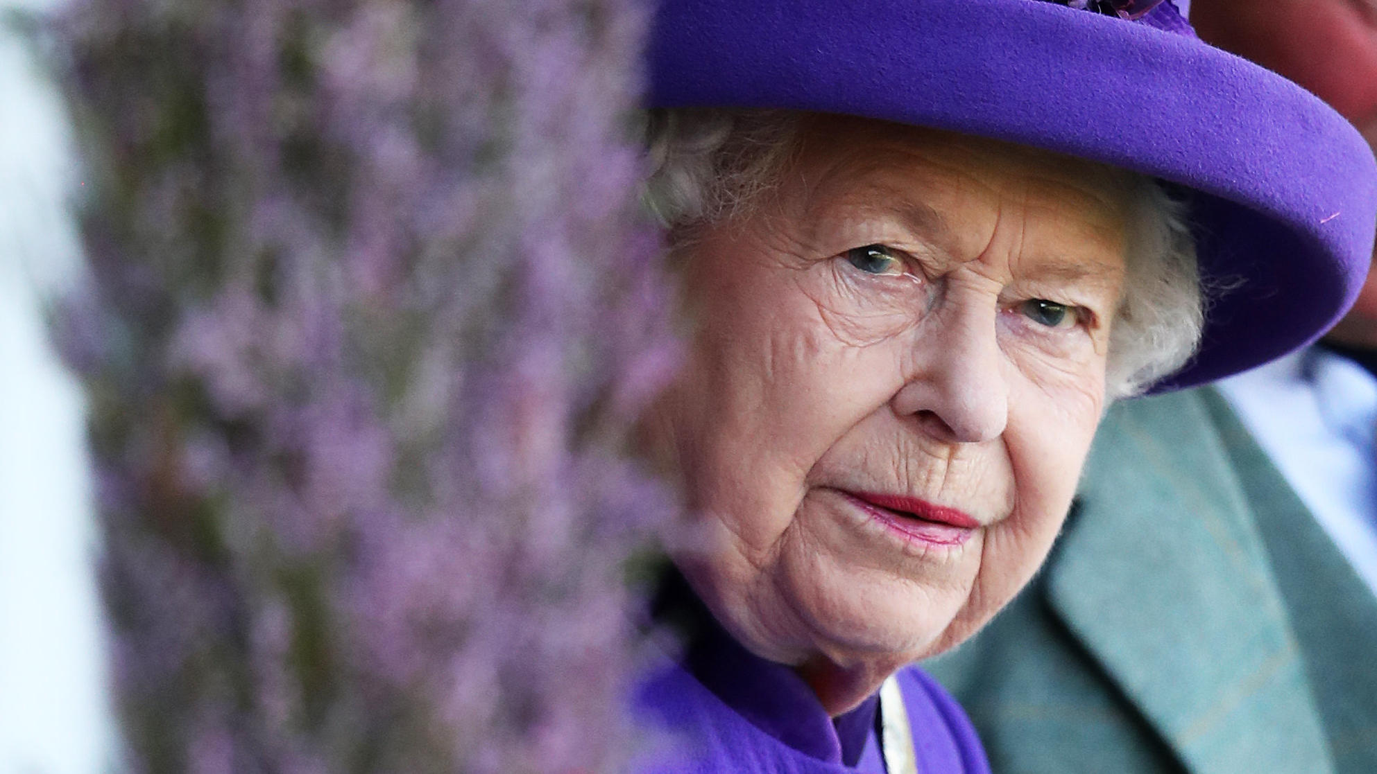 Sorge um Queen Elizabeth: Palast-Mitarbeiter hat sich mit dem Coronavirus infiziert ARCHIV - 07.09.2019, Großbritannien, Braemar: Königin Elizabeth II. (l) und Prinz Charles, Herzog von Cornwall, besuchen das Braemar Royal Highland Gathering im «The Princess Royal and Duke of Fife Memorial Park». (zu dpa-Korr "Repräsentieren auf Dis