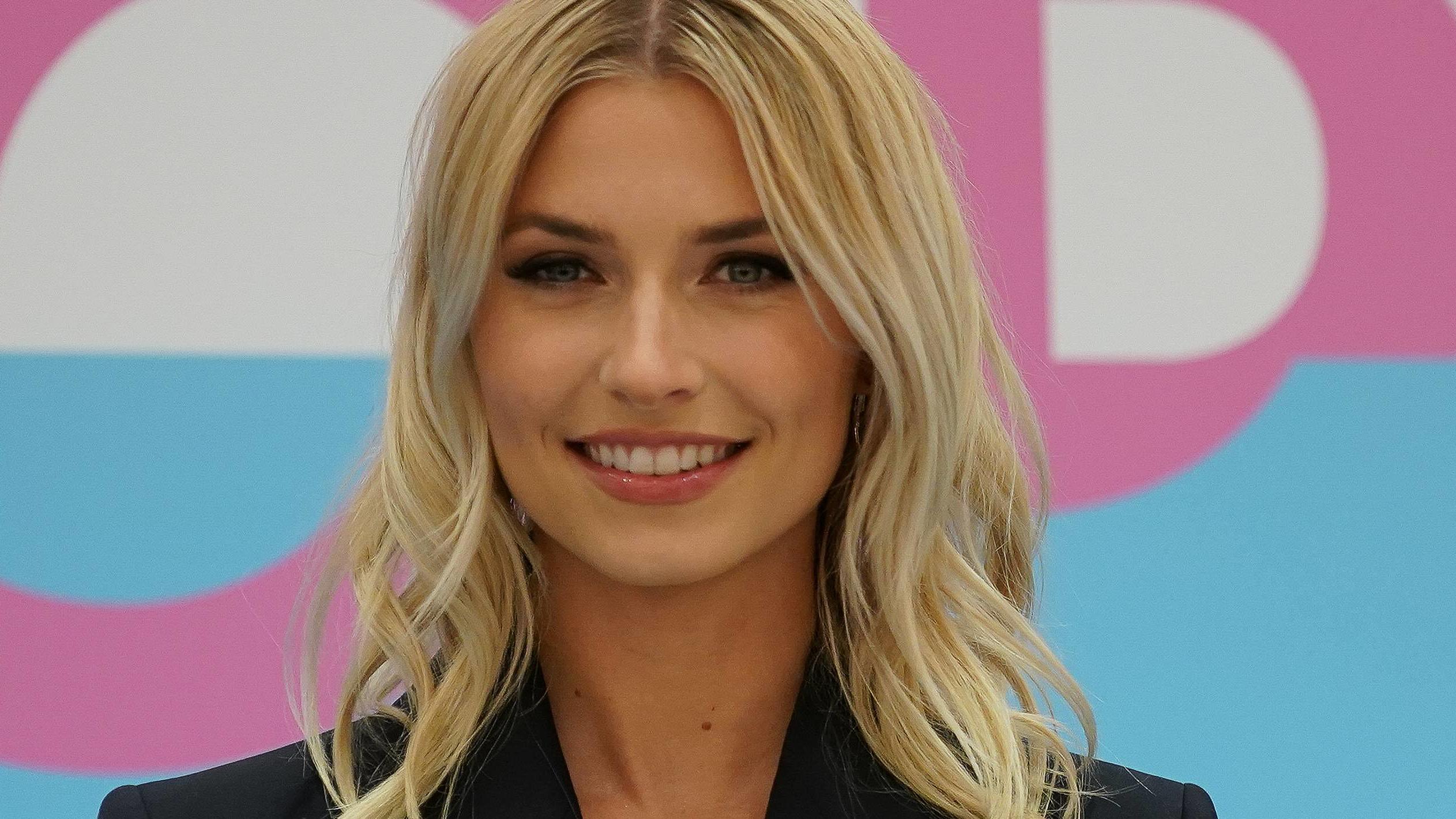 Lena Gercke: Dieses Schmuckstück trägt sie nach der Geburt von Tochter Zoe Lena Gercke als Stargast beim Shopping Event POP Impressionen 'Be Active' im Peek und Cloppenburg Modehaus Koeln | Verwendung weltweit