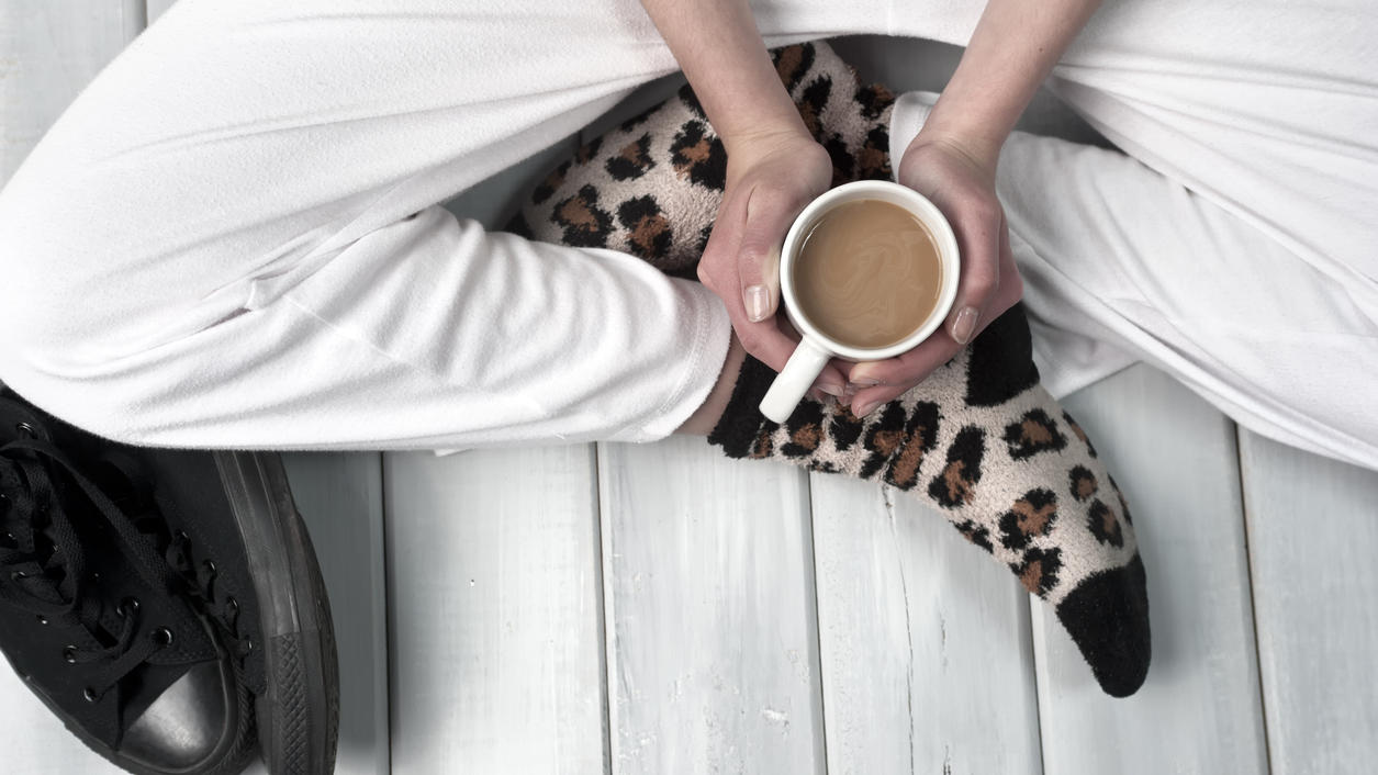 Jogginganzug für Damen und Herren: So geht bequem! Frau chillt in Jogginghose