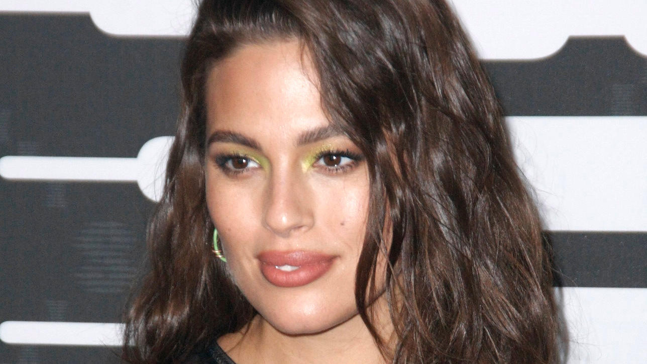 Ashley Graham mit klarem Appell: Väter sollten bei Geburt dabei sein! Ashley Graham ermutigt schwangere Frauen während der Coronakrise