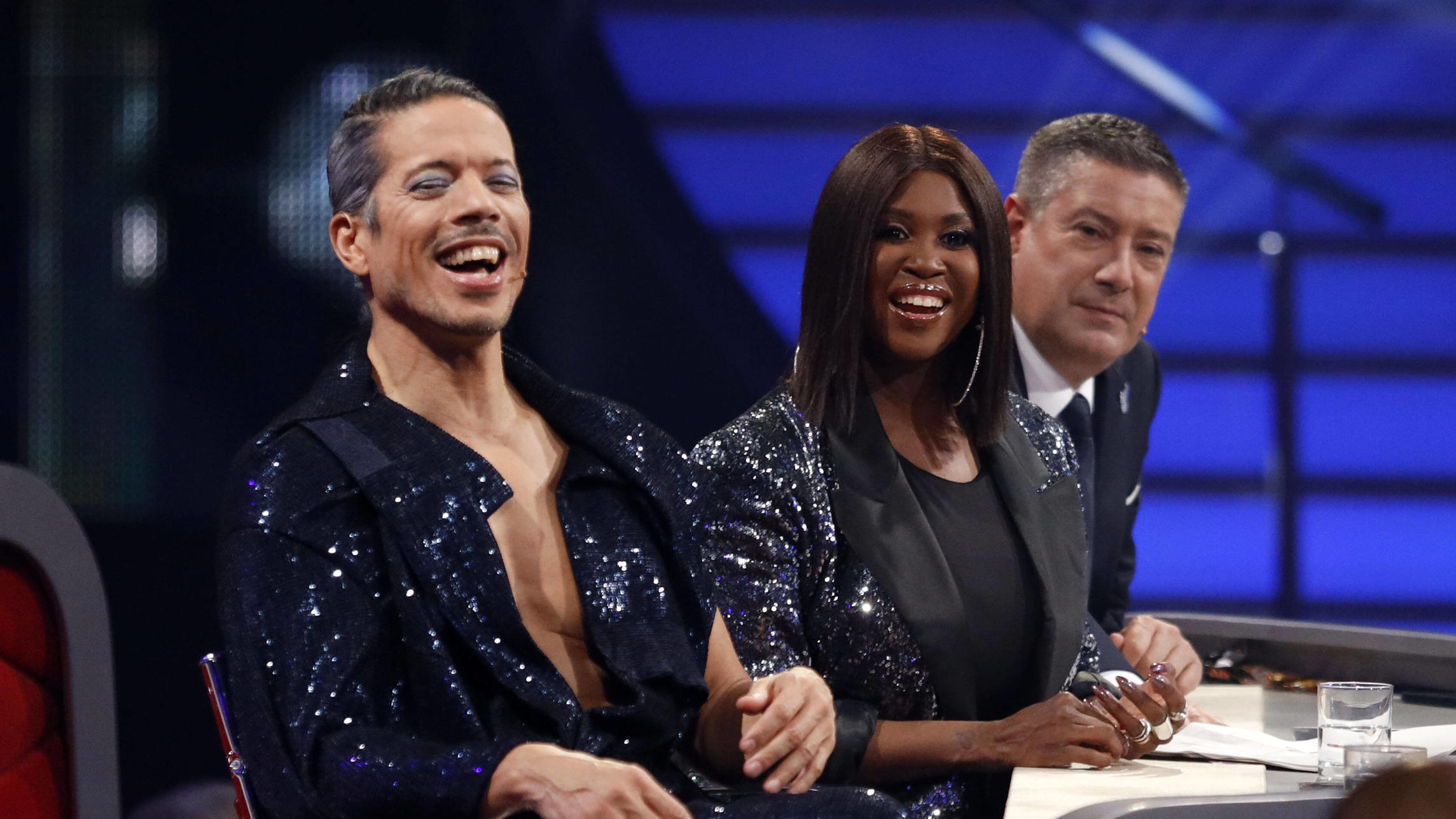 Großes 90er-Jahre-Special bei „Let’s Dance“: Diese Tänze stehen auf dem Progamm Jorge Gonzalez, Motsi Mabuse und Joachim Llambi in der 2. Live-Show der 13. Staffel der RTL-Tanzshow Let s Dance im MMC Coloneum. Köln, 06.03.2020 *** Jorge Gonzalez, Motsi Mabuse and Joachim Llambi in the 2 Live Show of the 13 season of the RTL danc