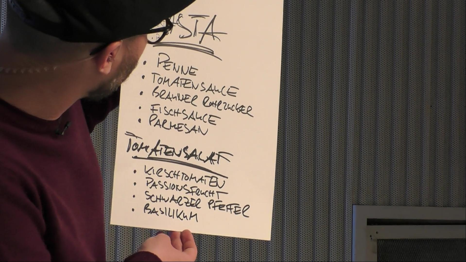 Live aus der Forster Straße: Mark Forster kocht zusammen mit Tim Raue Nudeln mit Tomatensoße Mark Forster zeigt die Zutaten für seine Pasta