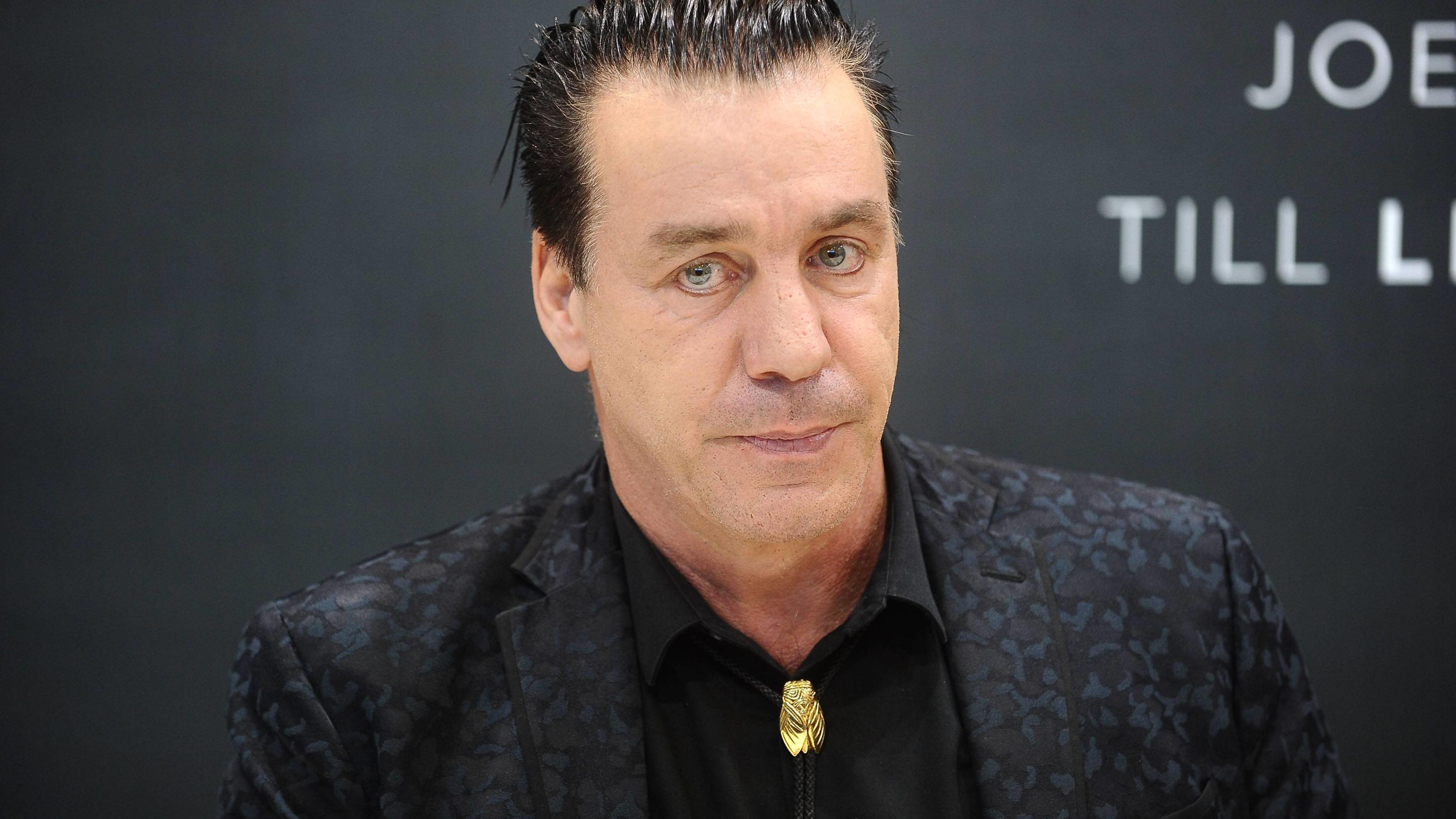 Rammstein-Star Till Lindemann kümmert sich am Berliner Hauptbahnhof um Geflüchtete Sänger Till Lindemann