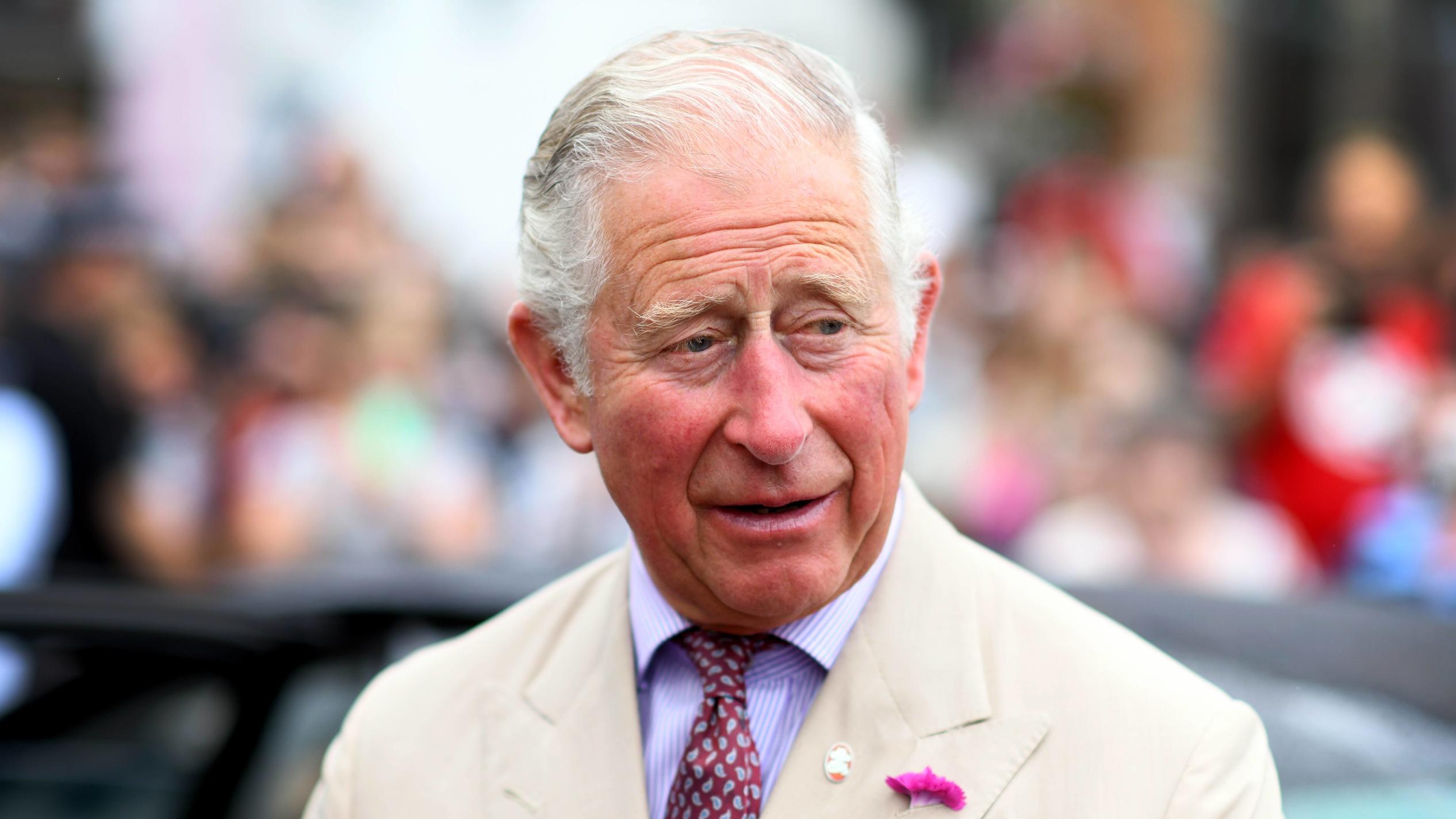 Dicke Umarmung vom Opa: Prinz Charles gratuliert Prinz Louis - mit einem besonderen Bild Prinz Charles und Camilla besuchen Cornwall . 16/07/2018. Fowey, United Kingdom. Prince Charles the Duchess of Cornwall visit Cornwall. The Duke and Duchess of Cornwall visit the celebration of Fowey festival meeting local businesses, representative