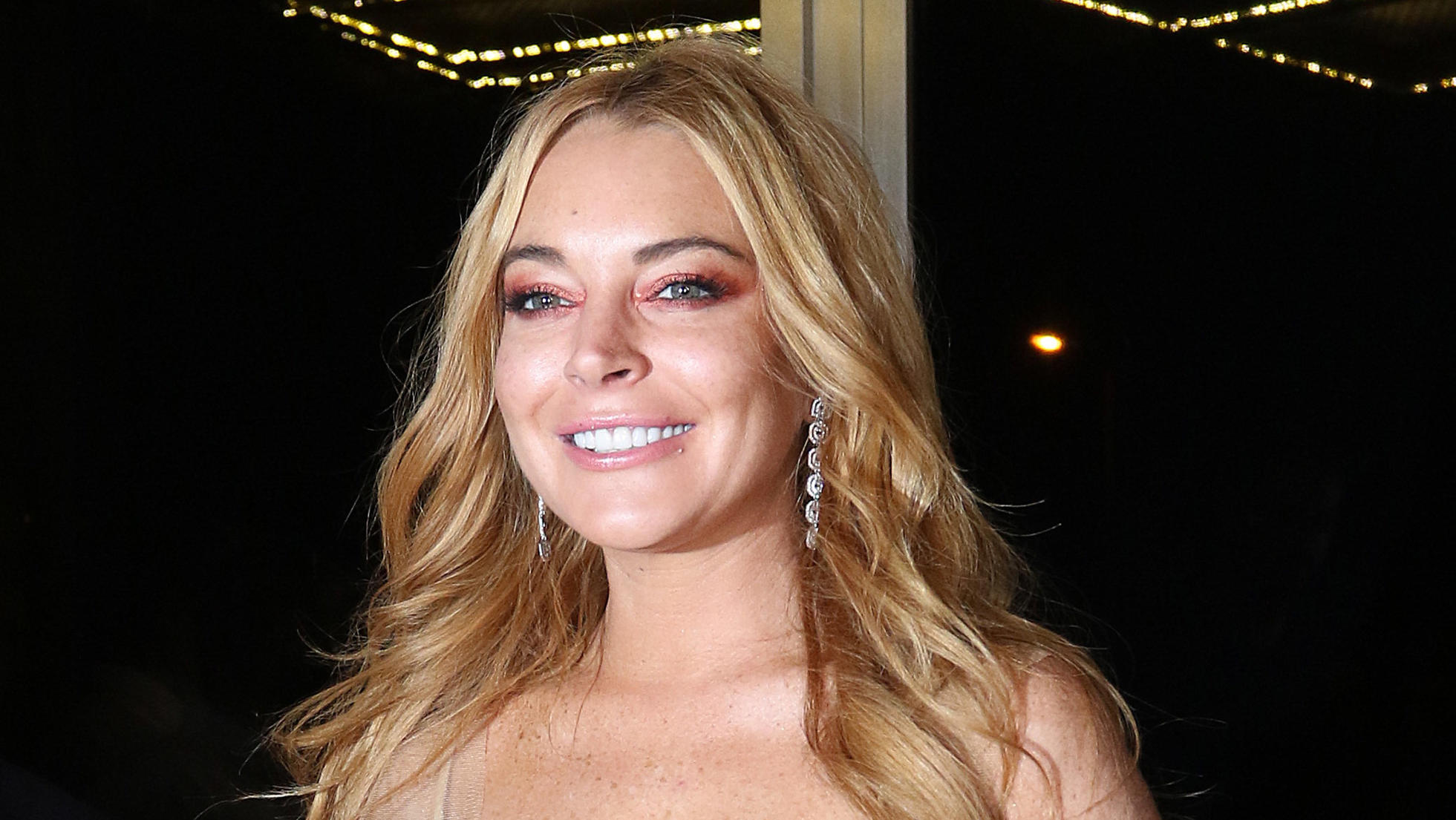 Lindsay Lohan kündigt Comeback an Lindsay Lohan attends the opening of her new nightclub in Athens, Greece called 'Lohan'. A Lindsay Lohan spokesperson reportedly told TMZ that Lohan will stop by the club, co-owned by her friend Dennis Papageorgiou, a few times a month. They also sai