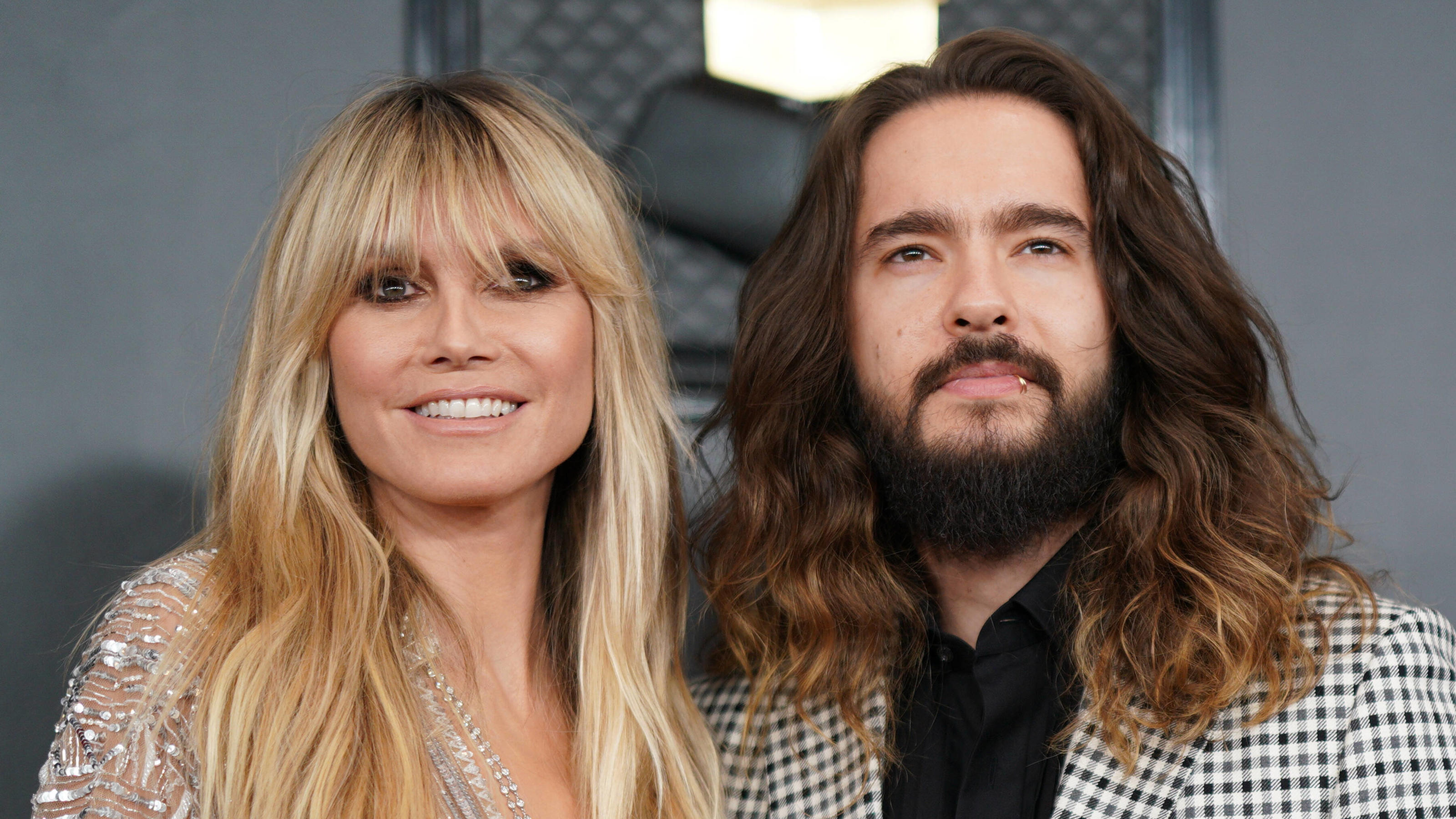 Tom lackiert Heidi Klum die Finger Heidi und Tom sind unzertrennlich