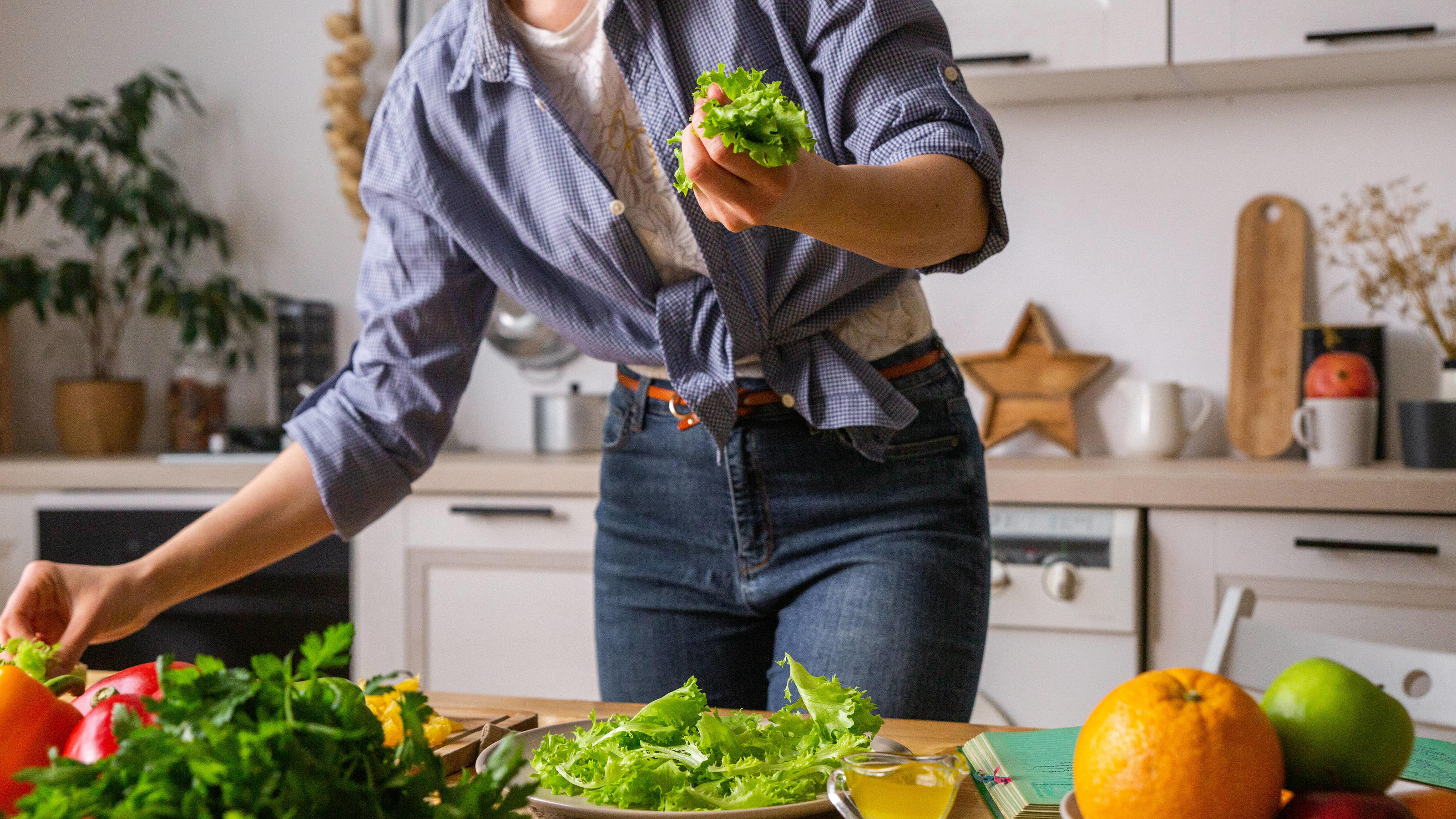Langeweile im Lockdown? Diese sieben Challenges bringen mehr Motivation Young and beautiful housewife woman cooking in a white kitchen Krasnodar, Krasnodar Krai, Russia ,model released, Symbolfoto PUBLICATIONxINxGERxSUIxAUTxONLY CREVUV200313-320679-01