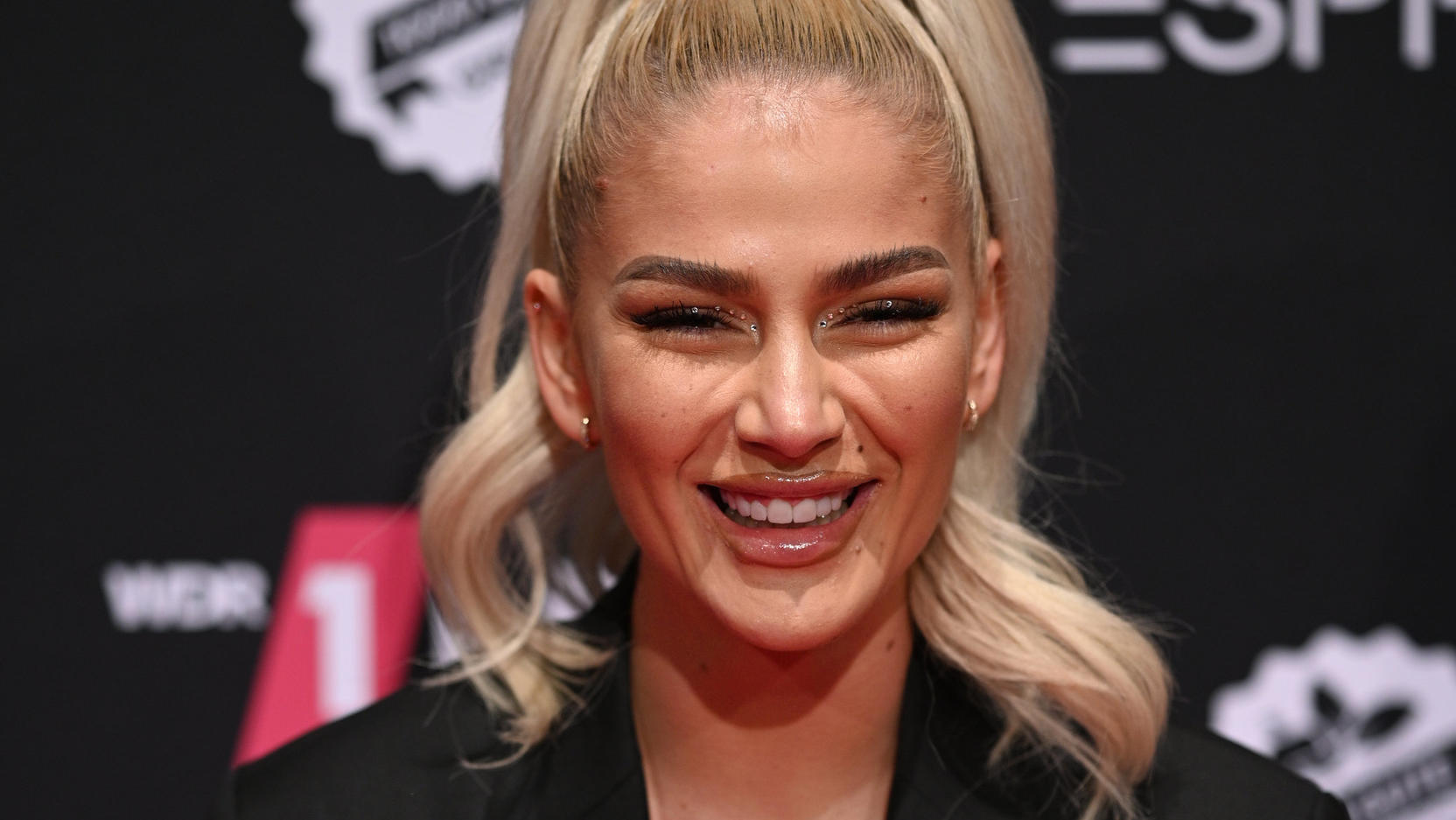 Hat Loredana eine Schweizerin um 650.000 Euro betrogen? Ist Rapperin Loredana eine Abzockerin?