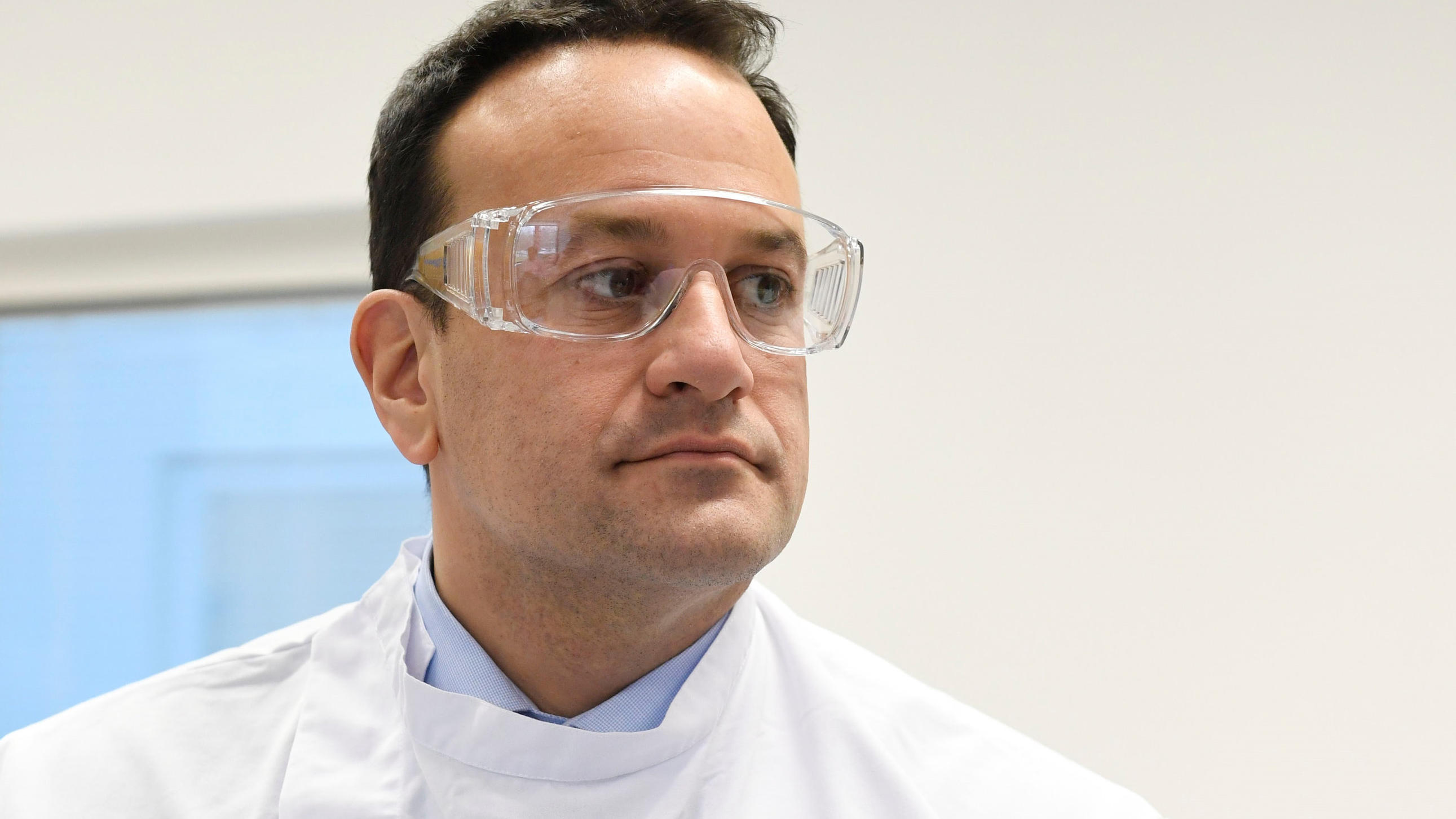 Coronavirus - Good-News-Chronik Teil 5: Gute Nachrichten in der Corona-Krise ARCHIV - 18.03.2020, Irland, Dublin: Irlands Premierminister Leo Varadkar besucht das UCD National Virus Reference Laboratory, University College Dublin. In Zeiten der Corona-Krise in Irland hat sich der amtierende Regierungschef Leo Varadkar wieder