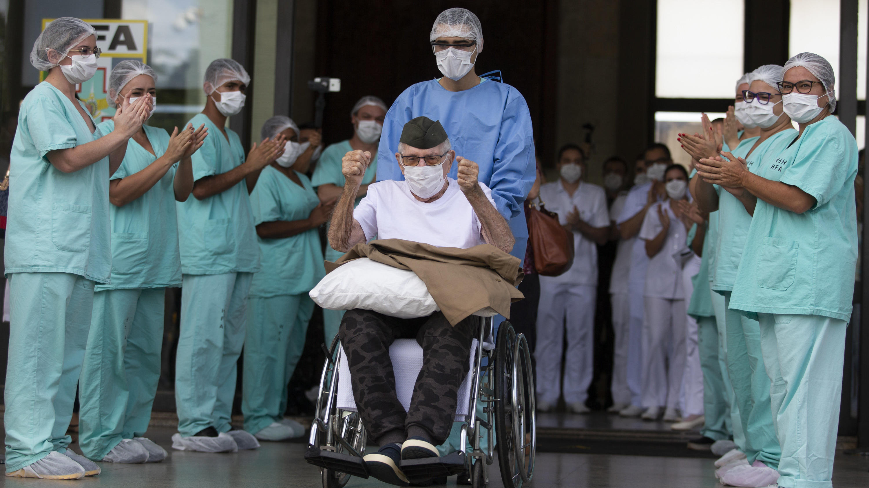 Coronavirus - Good-News-Chronik Teil 5: Gute Nachrichten in der Corona-Krise Ermando Armelindo Piveta (M), ein 99-jähriger Kriegsveteran, wird aus dem Armeekrankenhaus entlassen.