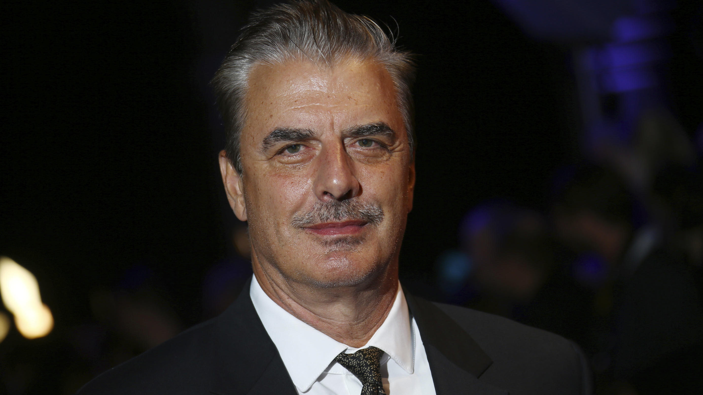 „Sex and the City“-Star „oben ohne“: Chris Noth trägt jetzt Glatze! 02.12.2018, Großbritannien, London: Chris Noth, Schauspieler aus den USA, lächelt bei der Ankunft zu den 21. British Independent Film Awards. Foto: Joel C Ryan/Invision/AP/dpa +++ dpa-Bildfunk +++