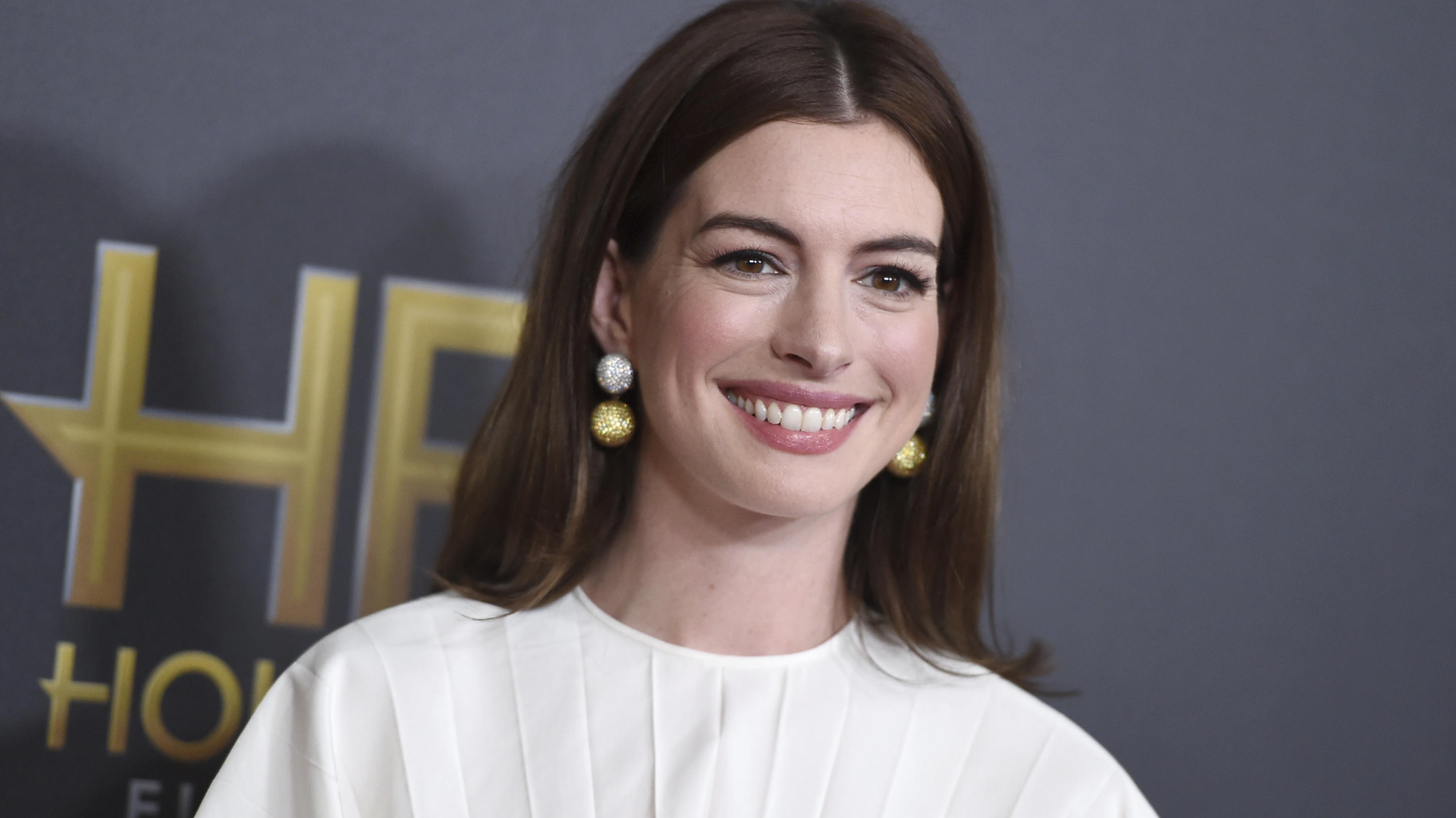 Anne Hathaway wirft sich für Pillow-Challenge noch einmal in ihre Kult-Rolle Schauspielerin Anne Hathaway postet ein witziges Foto zur Pillow Challenge auf Instagram