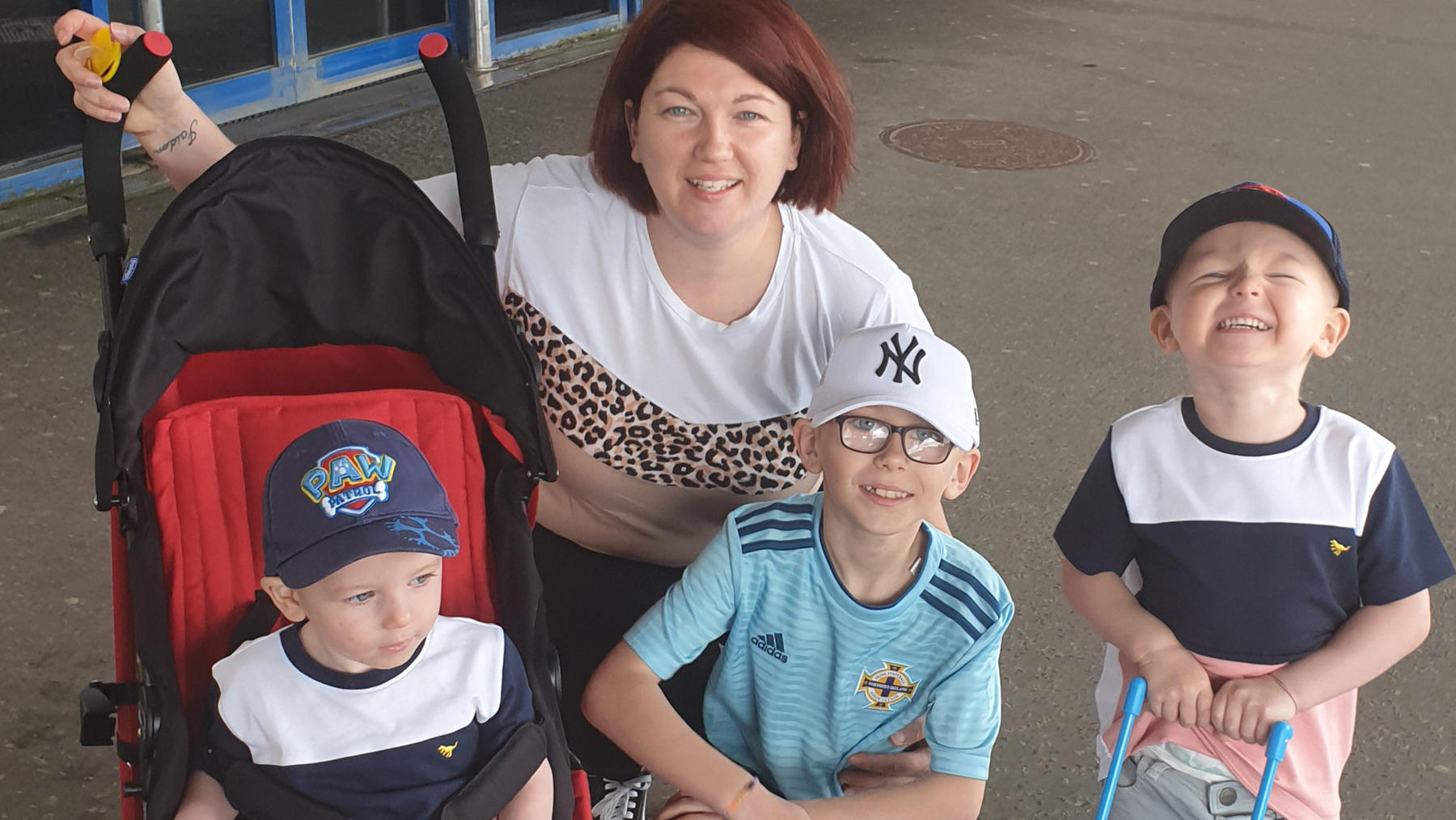 Coronavirus-Gute-Nachrichten-Ticker: Mädchen mit dem Perlenohrring trägt anno 2020 Mundschutz - für einen guten Zweck PIC BY CATERS NEWS (PICTURED Danielle Martin, 32, with her three sons Jaiden 9, Parker, 3, and Joshua, 2) A mother-of-three discovered she was pregnant with twins after waking up from an induced coma whilst battling COVID-19. Danielle Martin, 32, ini