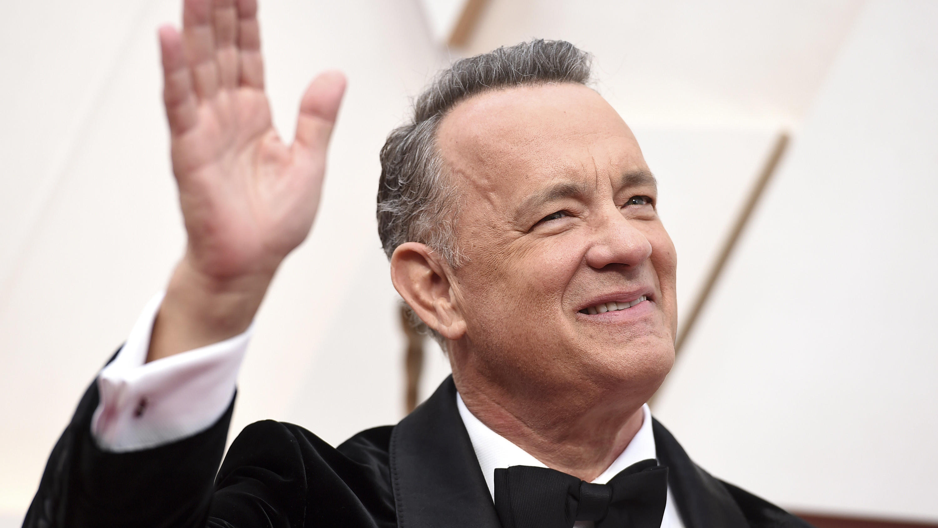 Coronavirus-Gute-Nachrichten-Ticker: Mädchen mit dem Perlenohrring trägt anno 2020 Mundschutz - für einen guten Zweck ARCHIV - 09.02.2020, USA, Los Angeles: Tom Hanks, US-Schauspieler, kommt zu der 92. Verleihung der Academy Awards in das Dolby Theatre. Nach seiner zweiwöchigen Covid-19-Quarantäne in Australien ist das Schauspieler-Ehepaar Tom Hanks und Rita Wilson