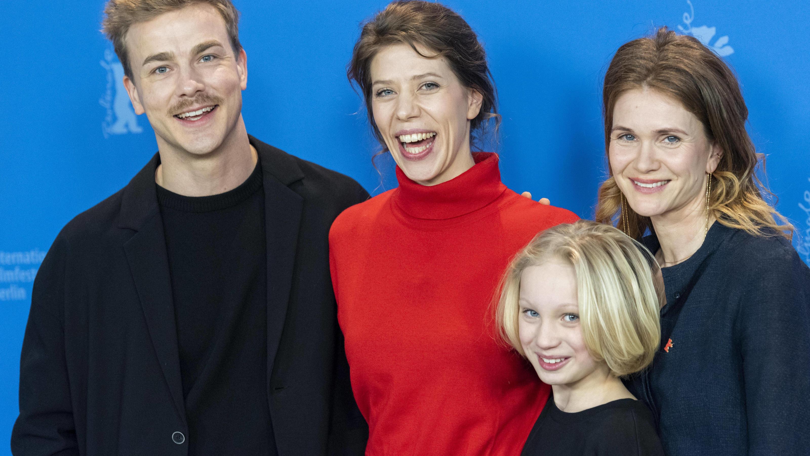 „Systemsprenger“ mit Helena Zengel: DAS muss man über den deutschen Sensationsfilm wissen Systemsprenger: Schauspieler Albrecht Schuch, Regisseurin Nora Fingscheidt, Schauspielerin Helena Zengel und Schauspielerin Lisa Hagmei